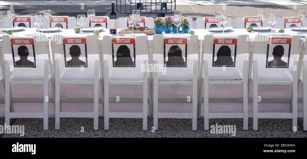 20 ottobre 2023, Tel Aviv, Israele: Le famiglie israeliane degli ostaggi conducono uno Shabbat Kabbalat, accogliendo la cerimonia di sabato, accanto ad un tavolo fisso circondato da 203 sedie vuote in attesa che gli ostaggi e i dispersi tornino, vicino al Museo d'Arte di Tel Aviv Israele è impegnato in una guerra contro Hamas della Striscia di Gaza a seguito di un massiccio fuoco missilistico dalla Striscia di Gaza in Israele, infiltrazione di uomini armati nel territorio israeliano, massacro di donne e bambini civili nelle loro case e presa in ostaggio di civili e soldati. 300.000 riservisti sono stati dispiegati e l’aviazione israeliana è ma Foto Stock