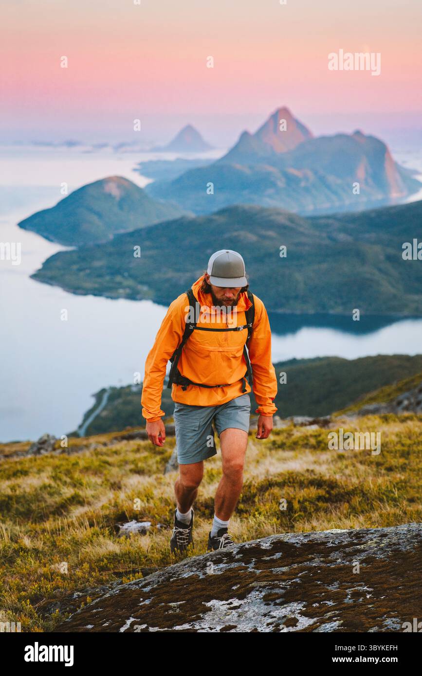 Uomo trail running in montagne della Norvegia viaggio in solitaria trekking avventura all'aperto, persone attive stile di vita sano vacanze estive allenamento sportivo atleta Foto Stock