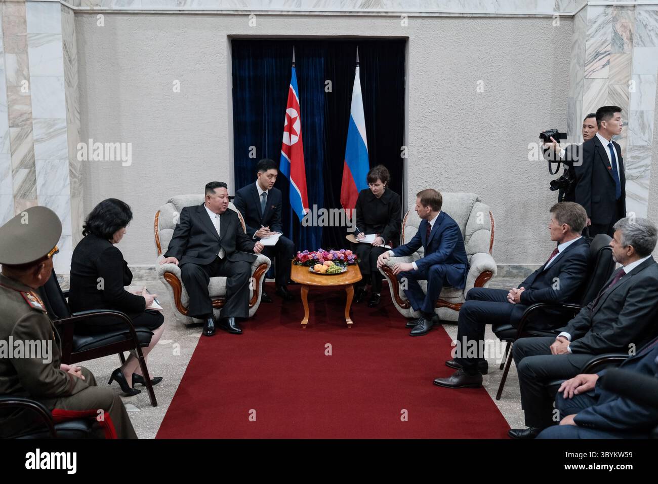 5 febbraio 2018, Khasan, REGIONE DI PRIMORSKY KRAI, Federazione Russa: Khasan (Federazione Russa), 05/02/2018.- Una foto resa disponibile dal servizio stampa del ministero russo delle risorse naturali ed ecologia mostra il leader della Corea del Nord Kim Jong un (3-L) durante un incontro con il ministro russo delle risorse naturali ed ecologia Alexander Kozlov (C-R) dopo essere arrivato al confine Corea del Nord-Russia a Khasan, circa 125 km a sud di Vladivostok, 12 settembre 2023. Il leader nordcoreano è arrivato in Russia per un incontro con il presidente russo Putin. (Rusia) (immagine di credito: © Ministero russo Foto Stock