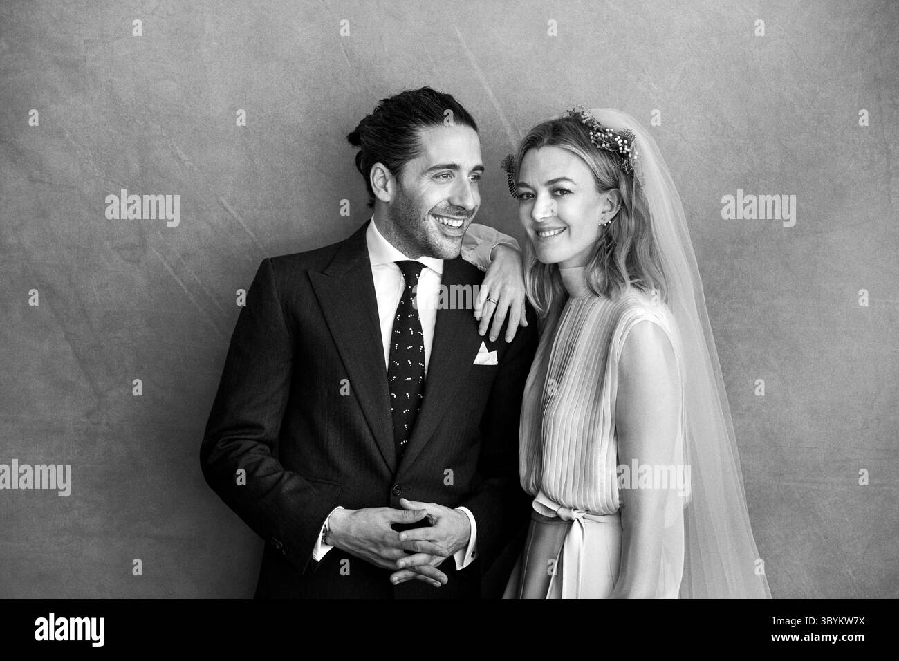 16 novembre 2018 - A Coruña, Galizia, España - Una foto fornita dalla famiglia Ortega mostra la multinazionale spagnola di abbigliamento, Marta Ortega, e suo marito, Carlos Torretta (L), durante la cerimonia di nozze nella residenza di famiglia A Coruna, Galizia, nel nord-ovest della Spagna, 16 novembre 2018. (Immagine di credito: © Peter Lindbergh/handout via ZUMA Press Wire) Foto Stock