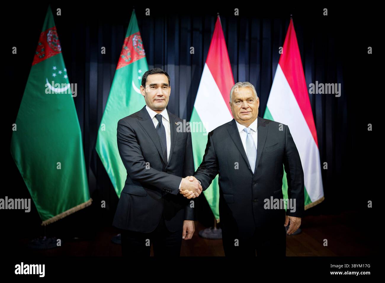 20 agosto 2023, Budapest, Budapest, Ungheria: Budapest (Ungheria), 20/08/2023.- Una foto messa a disposizione dall'Ufficio stampa del PM ungherese mostra il primo ministro ungherese Viktor Orban (R) che riceve il presidente turkmeno Serdar Berdimuhamedow nel suo ufficio a Budapest, Ungheria, il 20 agosto 2023. il presidente turkmeno è a Budapest in visita di lavoro. (Hungría) (immagine di credito: © Zoltan Fischer/handout via ZUMA Press Wire) Foto Stock