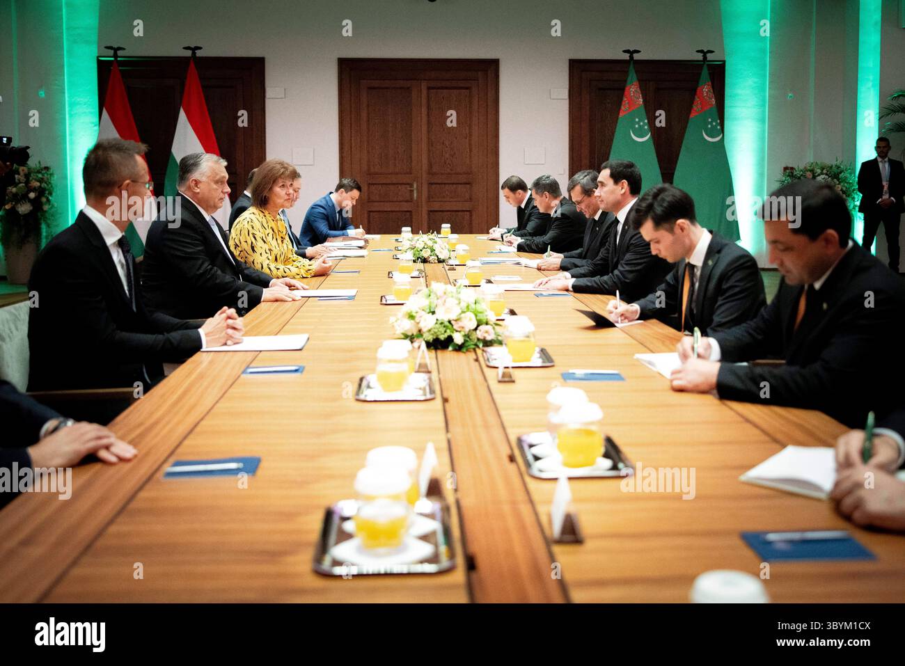 20 agosto 2023, Budapest, Budapest, Ungheria: Budapest (Ungheria), 20/08/2023.- Una foto resa disponibile dall'Ufficio stampa del PM ungherese mostra il primo ministro ungherese Viktor Orban (2-L) affiancato dal ministro degli affari esteri e del commercio ungherese Peter Szijjarto (L) e dal presidente turkmeno Serdar Berdimuhamedow (3-R) durante una riunione a Budapest, Ungheria, il 20 agosto 2023. il presidente turkmeno è a Budapest in visita di lavoro. (Hungría) (immagine di credito: © Zoltan Fischer/handout via ZUMA Press Wire) Foto Stock