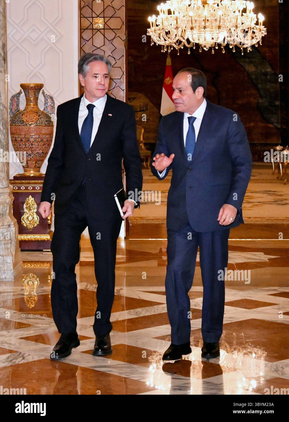 11 gennaio 2024, Cairo, Egitto: Cairo (Egitto), 11/01/2024.- Una foto messa a disposizione dall'Ufficio presidenziale egiziano mostra che il presidente egiziano Abdul Fattah al-Sisi (R) accoglie il segretario di Stato statunitense Antony Blinken (L) prima della loro riunione al Palazzo presidenziale del Cairo, in Egitto, 11 gennaio 2024. (Egipto) (immagine di credito: © Egyptian Presidential Office/handout via ZUMA Press Wire) Foto Stock