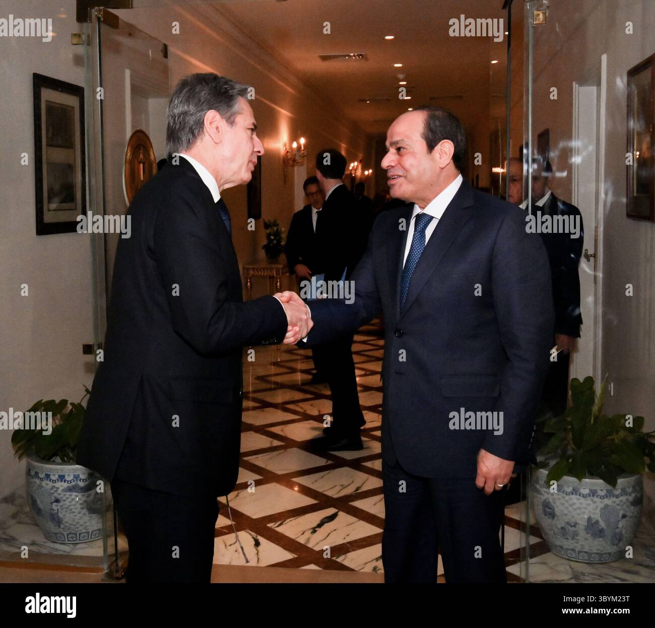 11 gennaio 2024, Cairo, Egitto: Cairo (Egitto), 11/01/2024.- Una foto messa a disposizione dall'Ufficio presidenziale egiziano mostra che il presidente egiziano Abdul Fattah al-Sisi (R) accoglie il segretario di Stato statunitense Antony Blinken (L) prima della loro riunione al Palazzo presidenziale del Cairo, in Egitto, 11 gennaio 2024. (Egipto) (immagine di credito: © Egyptian Presidential Office/handout via ZUMA Press Wire) Foto Stock
