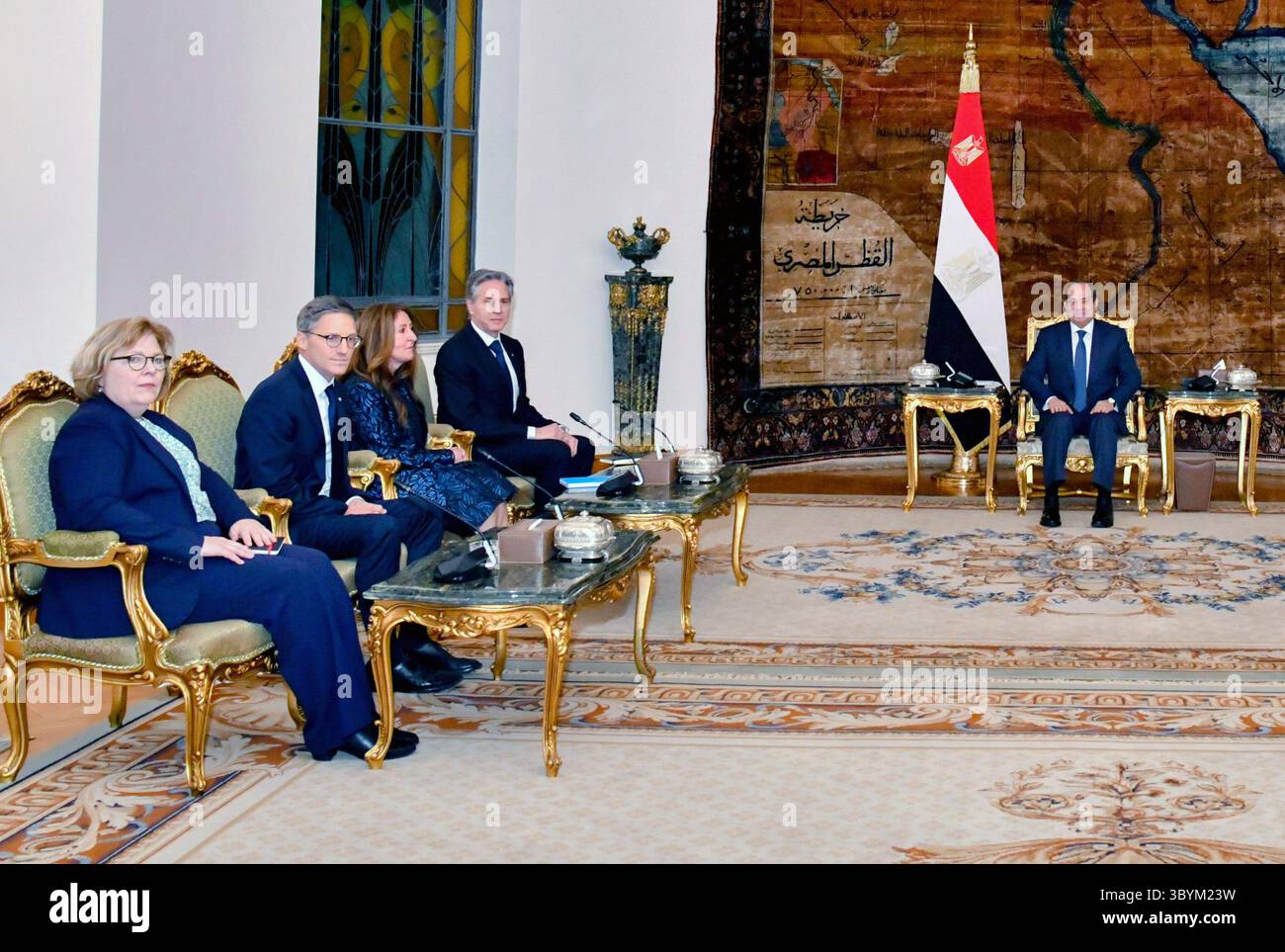 11 gennaio 2024, Cairo, Egitto: Cairo (Egitto), 11/01/2024.- Una foto resa disponibile dall'Ufficio presidenziale egiziano mostra che il Presidente egiziano Abdul Fattah al-Sisi (R) incontra il Segretario di Stato americano Antony Blinken (2R) al Palazzo Presidenziale del Cairo, in Egitto, 11 gennaio 2024. (Egipto) (immagine di credito: © Egyptian Presidential Office/handout via ZUMA Press Wire) Foto Stock
