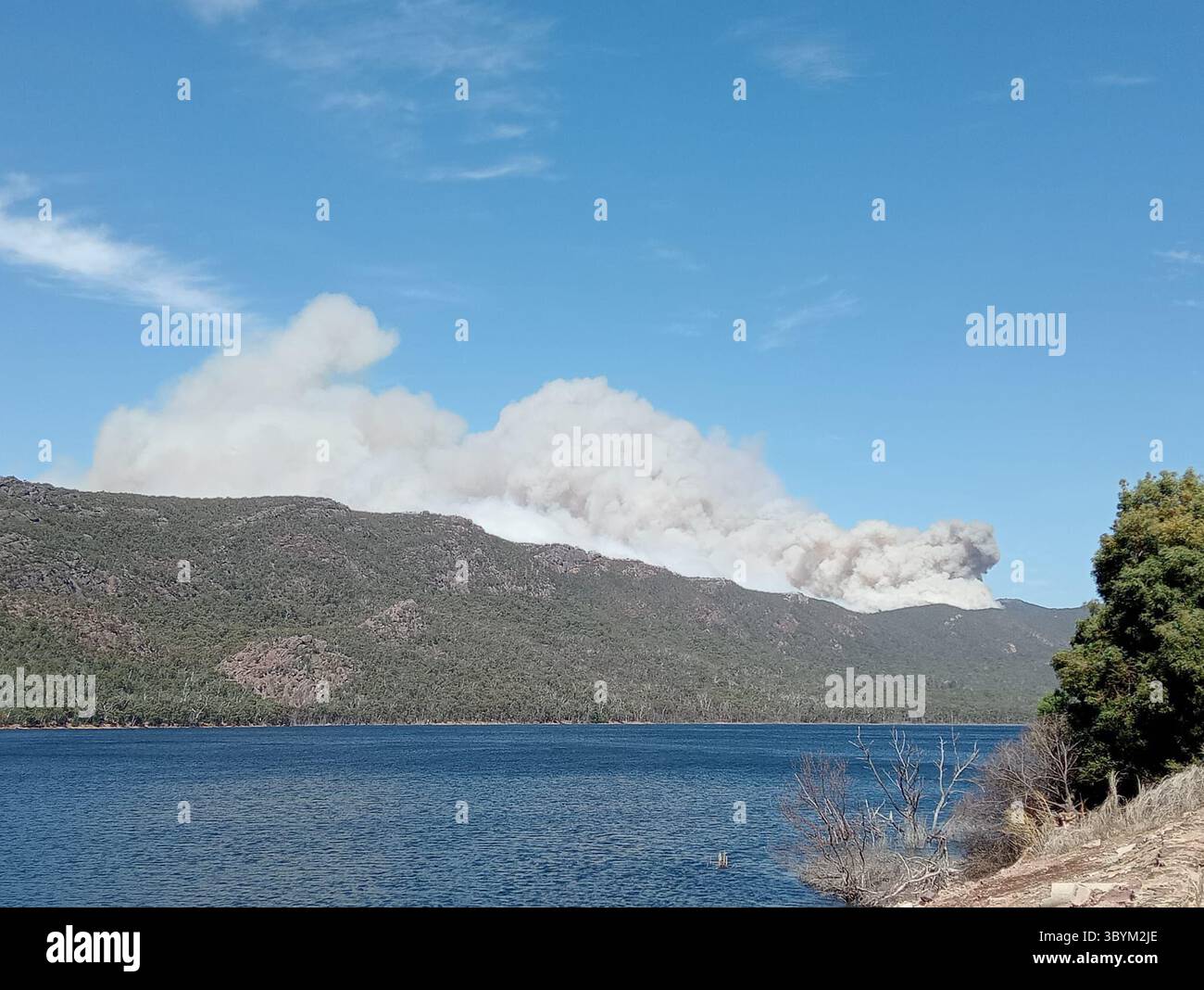 14 febbraio 2024, Halls Gap, Vic, Australia: Halls Gap (Australia), 14/02/2024.- Una foto resa disponibile da Halls Gap CFA Brigade il 14 febbraio 2024 mostra un incendio in lontananza vicino a Halls Gap, Victoria, Australia. I vigili del fuoco sperano che condizioni più favorevoli contribuiscano a spegnere tre incendi boschivi fuori controllo nelle regioni occidentali e centrali del Victoria. (Immagine di credito: © Halls Gap CFA Brigade/handout via ZUMA Press Wire) Foto Stock