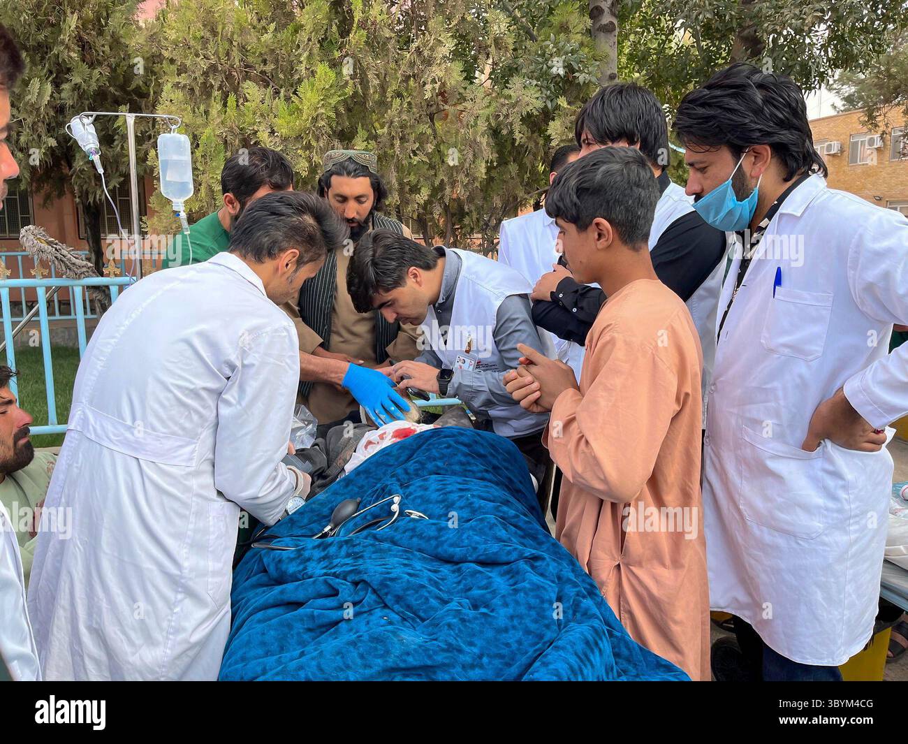 15 ottobre 2023, HERAT, Afghanistan: Herat (Afghanistan), 15/10/2023.- Una foto pubblicata da MSF Afghanistan mostra che i feriti ricevono cure dopo un terzo potente terremoto nella provincia di Herat, ad ovest dell'Afghanistan, 15 ottobre 2023. Un altro terremoto ha colpito la provincia occidentale di Herat in Afghanistan, a seguito di due importanti terremoti precedenti che hanno causato la morte di oltre 1.000 individui nella zona. L'US Geological Survey (USGS) riferisce che i terremoti di magnitudo 6,3 si sono verificati vicino alla città di Herat, ad una profondità di circa 6,3 km. Il precedente earthq Foto Stock
