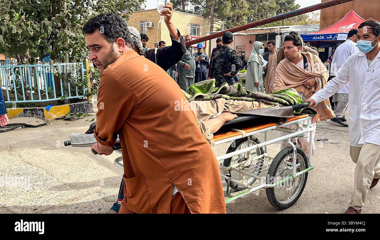 15 ottobre 2023, HERAT, Afghanistan: Herat (Afghanistan), 15/10/2023.- Una foto pubblicata da MSF Afghanistan mostra che i feriti ricevono cure dopo un terzo potente terremoto nella provincia di Herat, ad ovest dell'Afghanistan, 15 ottobre 2023. Un altro terremoto ha colpito la provincia occidentale di Herat in Afghanistan, a seguito di due importanti terremoti precedenti che hanno causato la morte di oltre 1.000 individui nella zona. L'US Geological Survey (USGS) riferisce che i terremoti di magnitudo 6,3 si sono verificati vicino alla città di Herat, ad una profondità di circa 6,3 km. Il precedente earthq Foto Stock