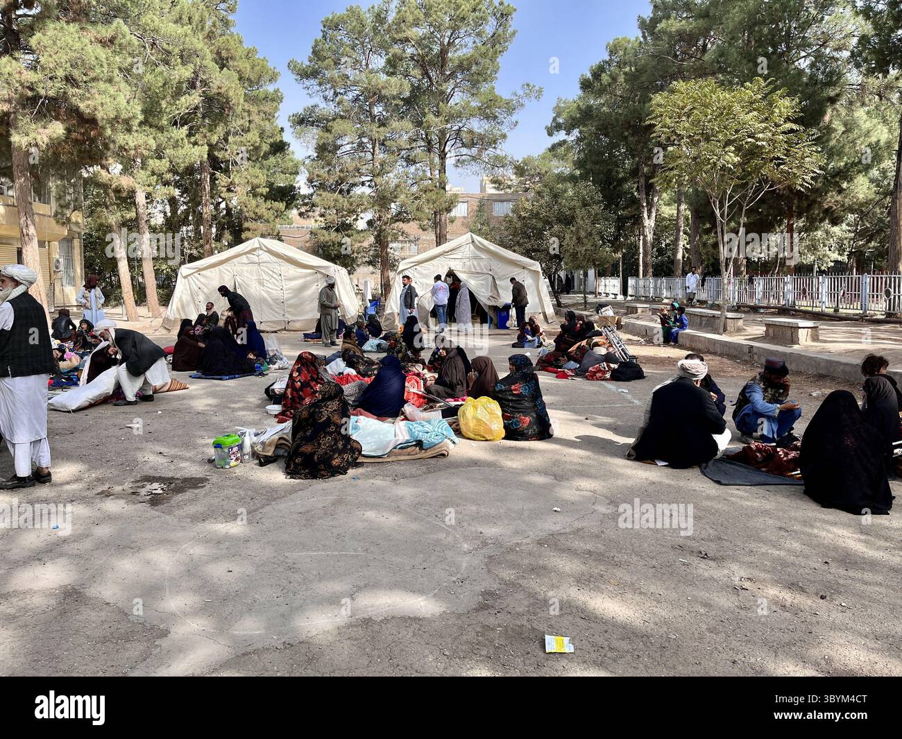 15 ottobre 2023, HERAT, Afghanistan: Herat (Afghanistan), 15/10/2023.- Una foto pubblicata da MSF Afghanistan mostra che i feriti ricevono cure dopo un terzo potente terremoto nella provincia di Herat, ad ovest dell'Afghanistan, 15 ottobre 2023. Un altro terremoto ha colpito la provincia occidentale di Herat in Afghanistan, a seguito di due importanti terremoti precedenti che hanno causato la morte di oltre 1.000 individui nella zona. L'US Geological Survey (USGS) riferisce che i terremoti di magnitudo 6,3 si sono verificati vicino alla città di Herat, ad una profondità di circa 6,3 km. Il precedente earthq Foto Stock