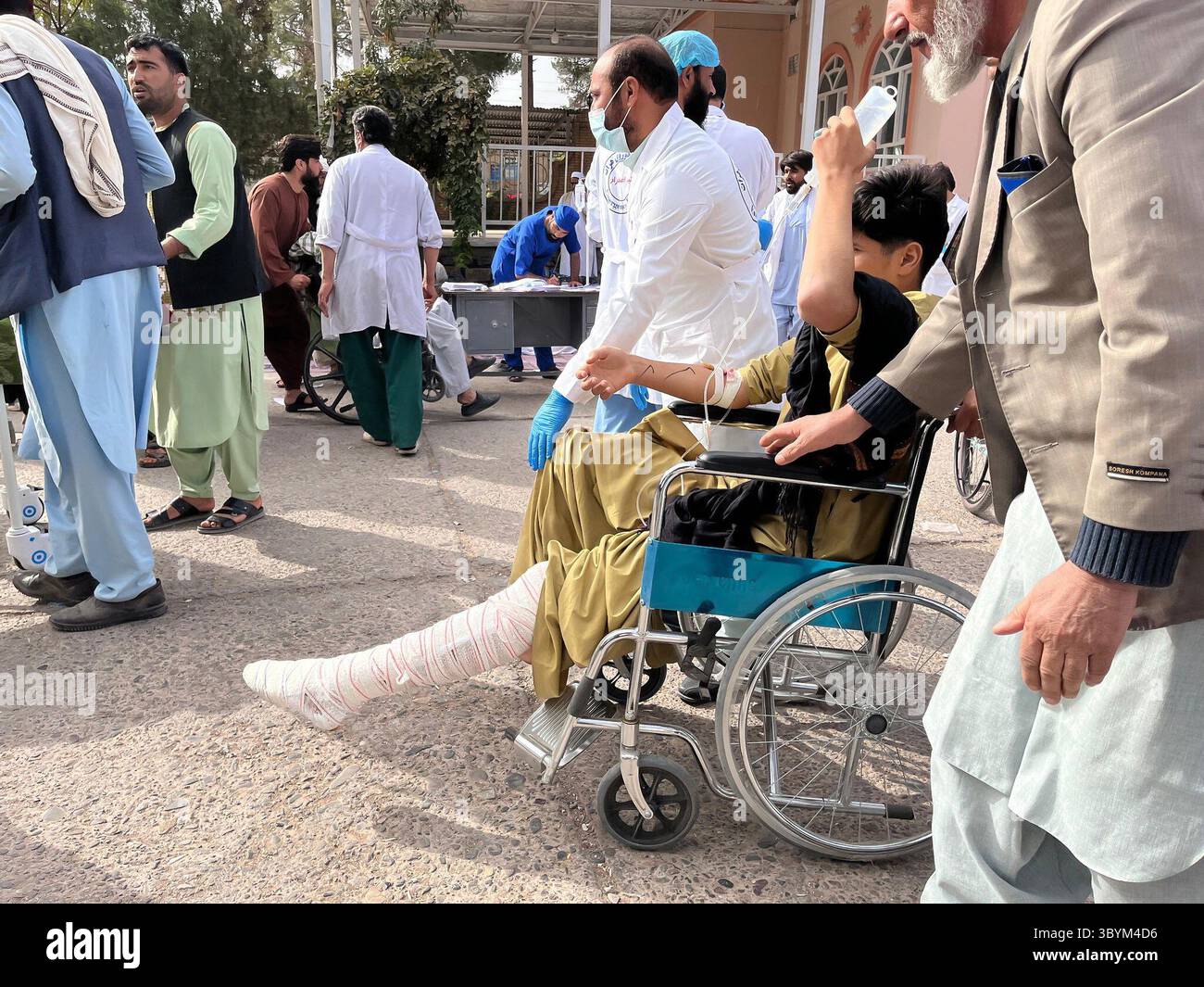 15 ottobre 2023, HERAT, Afghanistan: Herat (Afghanistan), 15/10/2023.- Una foto pubblicata da MSF Afghanistan mostra che i feriti ricevono cure dopo un terzo potente terremoto nella provincia di Herat, ad ovest dell'Afghanistan, 15 ottobre 2023. Un altro terremoto ha colpito la provincia occidentale di Herat in Afghanistan, a seguito di due importanti terremoti precedenti che hanno causato la morte di oltre 1.000 individui nella zona. L'US Geological Survey (USGS) riferisce che i terremoti di magnitudo 6,3 si sono verificati vicino alla città di Herat, ad una profondità di circa 6,3 km. Il precedente earthq Foto Stock