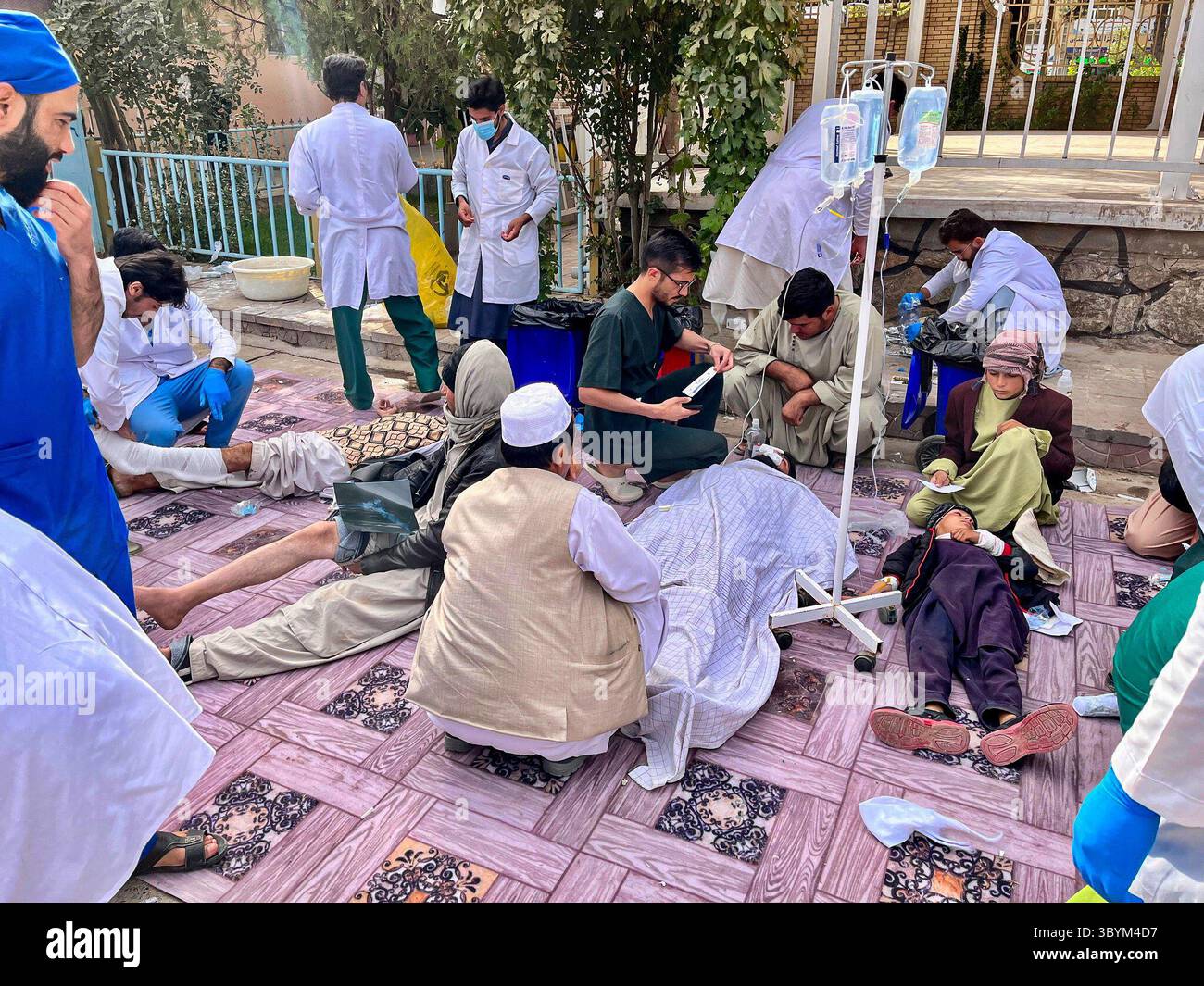 15 ottobre 2023, HERAT, Afghanistan: Herat (Afghanistan), 15/10/2023.- Una foto pubblicata da MSF Afghanistan mostra che i feriti ricevono cure dopo un terzo potente terremoto nella provincia di Herat, ad ovest dell'Afghanistan, 15 ottobre 2023. Un altro terremoto ha colpito la provincia occidentale di Herat in Afghanistan, a seguito di due importanti terremoti precedenti che hanno causato la morte di oltre 1.000 individui nella zona. L'US Geological Survey (USGS) riferisce che i terremoti di magnitudo 6,3 si sono verificati vicino alla città di Herat, ad una profondità di circa 6,3 km. Il precedente earthq Foto Stock