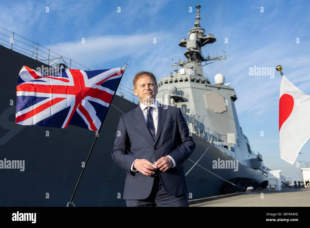 14 dicembre 2023, Tokyo, Londra, Giappone: Tokyo (Giappone), 14/12/2023.- Un'immagine fornita dal Ministero della difesa britannico mostra il Segretario alla difesa Grant Shapps in visita alla base navale di Yokosuka in Giappone, 14 dicembre 2023. (Italia, Japón, Reino Unido, Tokio) (immagine di credito: © Rosie Hallam/handout via ZUMA Press Wire) Foto Stock