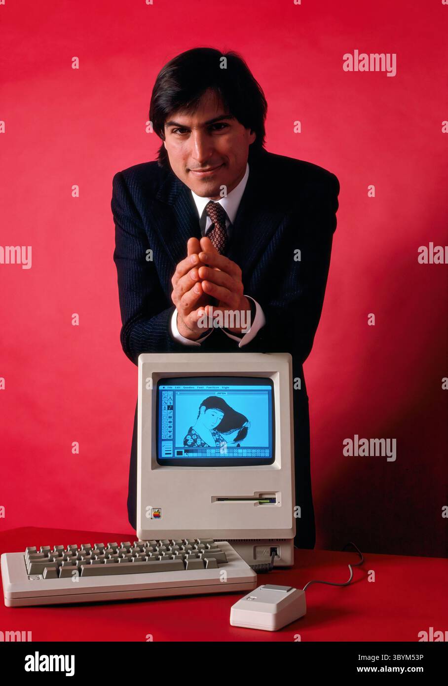 Steve Jobs (1955-2011), co-fondatore americano di Apple computer, Inc., in un ritratto del gennaio 1984 con il rivoluzionario computer Macintosh. (USA) Foto Stock