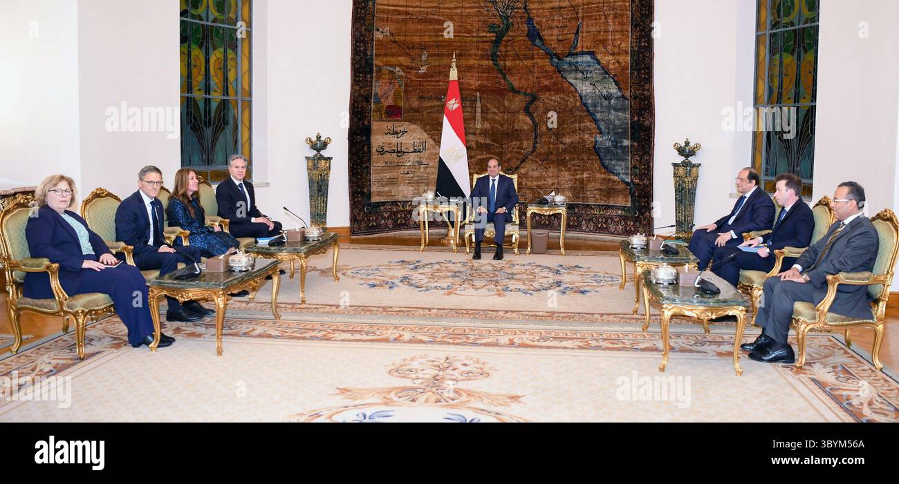 11 gennaio 2024, Cairo, Egitto: Cairo (Egitto), 11/01/2024.- Una foto resa disponibile dall'Ufficio presidenziale egiziano mostra che il Presidente egiziano Abdul Fattah al-Sisi (C) incontra il Segretario di Stato americano Antony Blinken (L) al Palazzo Presidenziale del Cairo, in Egitto, 11 gennaio 2024. (Egipto) (immagine di credito: © Egyptian Presidential Office/handout via ZUMA Press Wire) Foto Stock