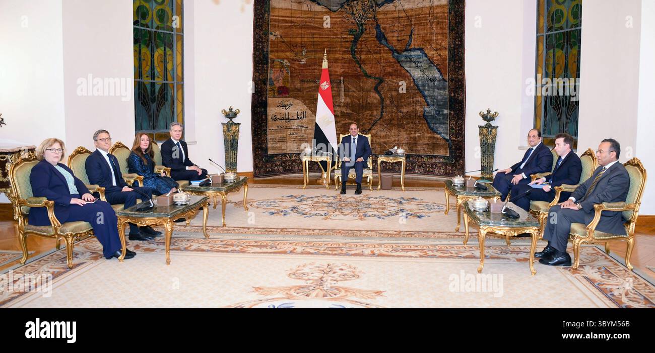 11 gennaio 2024, Cairo, Egitto: Cairo (Egitto), 11/01/2024.- Una foto resa disponibile dall'Ufficio presidenziale egiziano mostra che il Presidente egiziano Abdul Fattah al-Sisi (C) incontra il Segretario di Stato americano Antony Blinken (L) al Palazzo Presidenziale del Cairo, in Egitto, 11 gennaio 2024. (Egipto) (immagine di credito: © Egyptian Presidential Office/handout via ZUMA Press Wire) Foto Stock