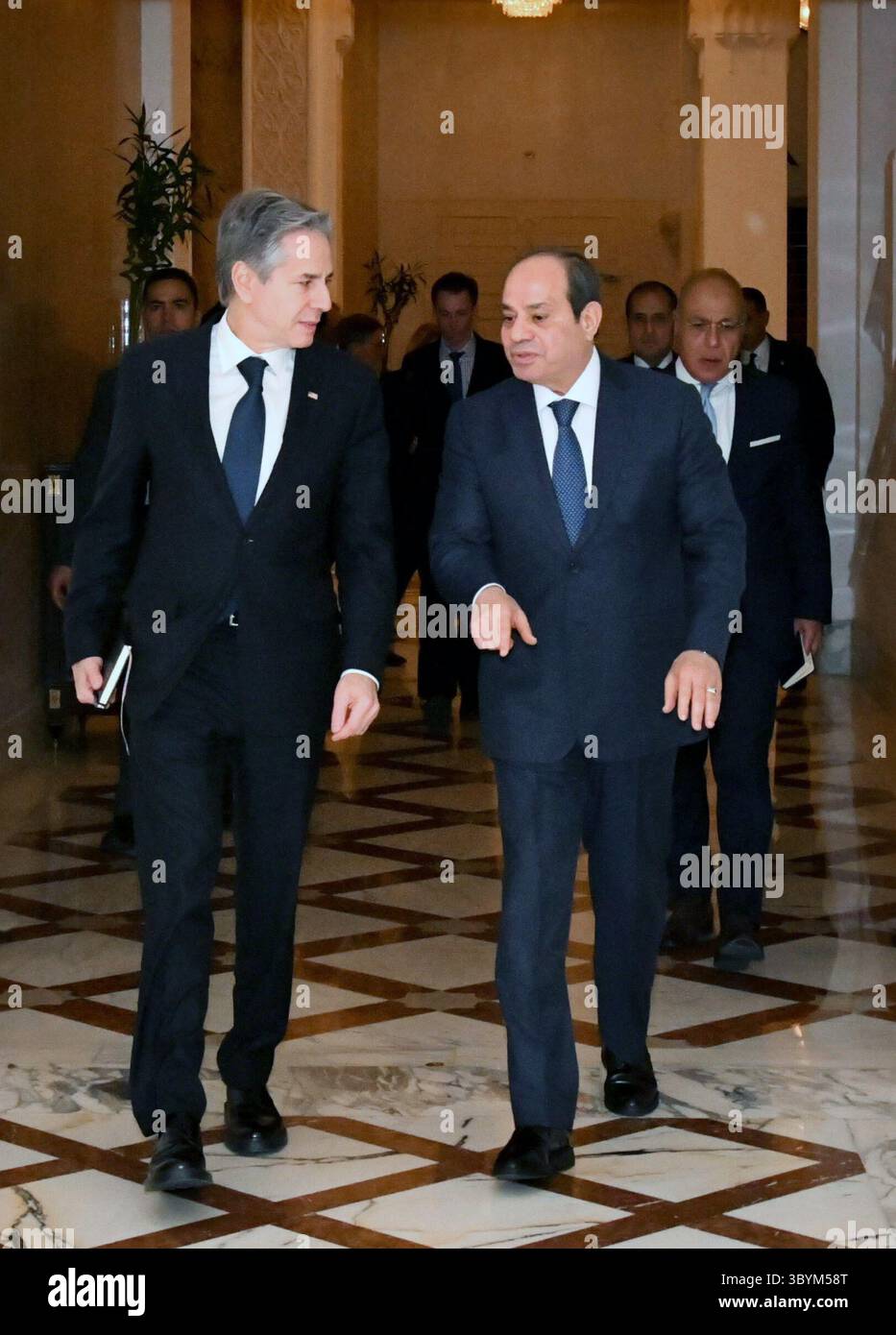 11 gennaio 2024, Cairo, Egitto: Cairo (Egitto), 11/01/2024.- Una foto messa a disposizione dall'Ufficio presidenziale egiziano mostra che il presidente egiziano Abdul Fattah al-Sisi (R) accoglie il segretario di Stato statunitense Antony Blinken (L) prima della loro riunione al Palazzo presidenziale del Cairo, in Egitto, 11 gennaio 2024. (Egipto) (immagine di credito: © Egyptian Presidential Office/handout via ZUMA Press Wire) Foto Stock