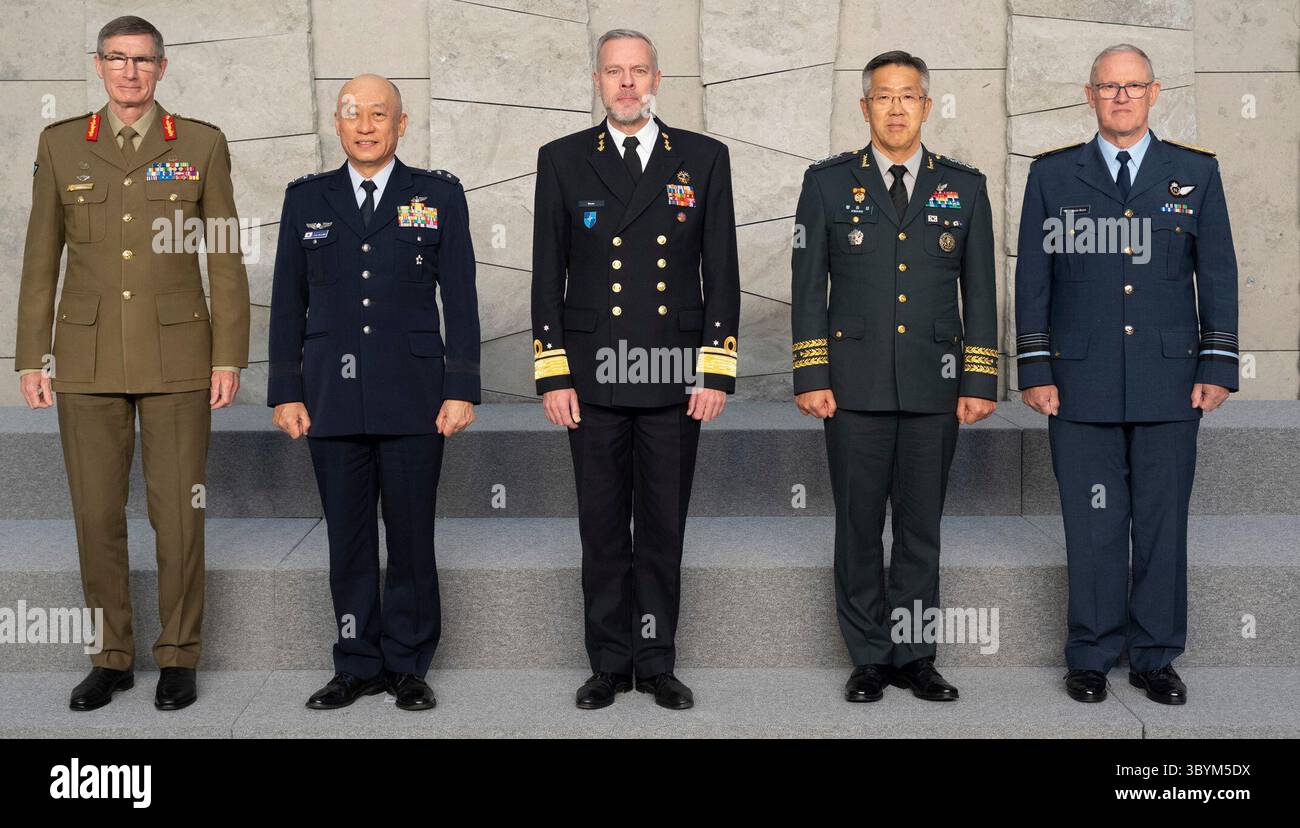 19 gennaio 2024, Bruxelles, Belgio: Bruxelles (Belgio), 19/01/2024.- una foto non datata resa disponibile dal Joint Chiefs of staff della Corea del Sud il 19 gennaio 2024 mostra (L-R) il capo della forza di difesa australiana, Gen. Angus Campbell, vice capo di stato maggiore giapponese del Joint staff tenente Kenichiro Nagumo, presidente del Comitato militare dell'Organizzazione del Trattato dell'Atlantico del Nord (NATO) Dutch Adm. Rob Bauer, vice presidente del Joint Chiefs of South staff Joint Chiefs of South Korea. e il capo delle forze di difesa della nuova Zelanda, il maresciallo dell'aria Kevin Short, in posa per una foto mentre partecipano a una riunione di due giorni Foto Stock