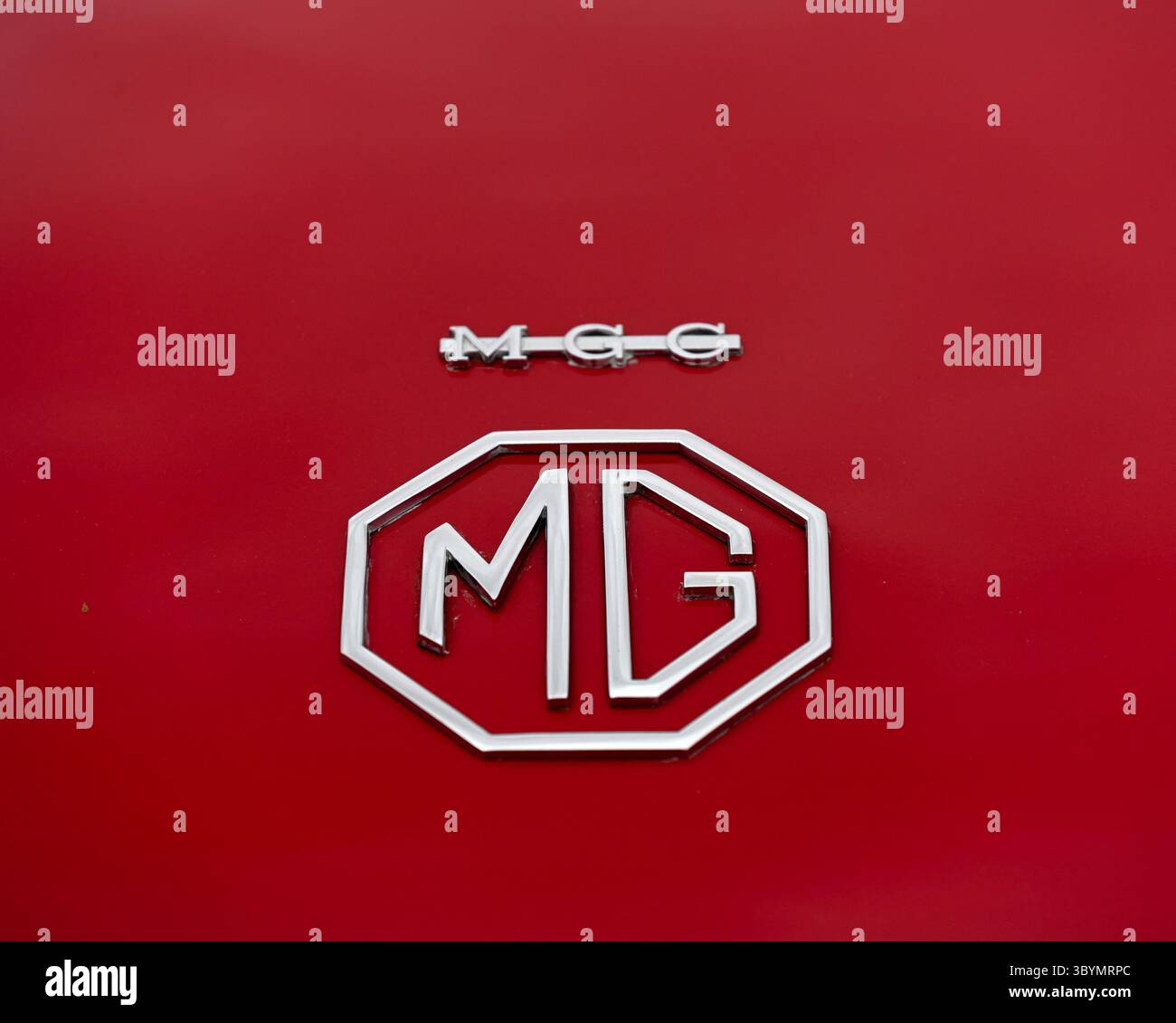 SOUTHEND-ON-SEA, Regno Unito - 5 LUGLIO 2025: Logo del marchio per auto d'epoca MGC Foto Stock