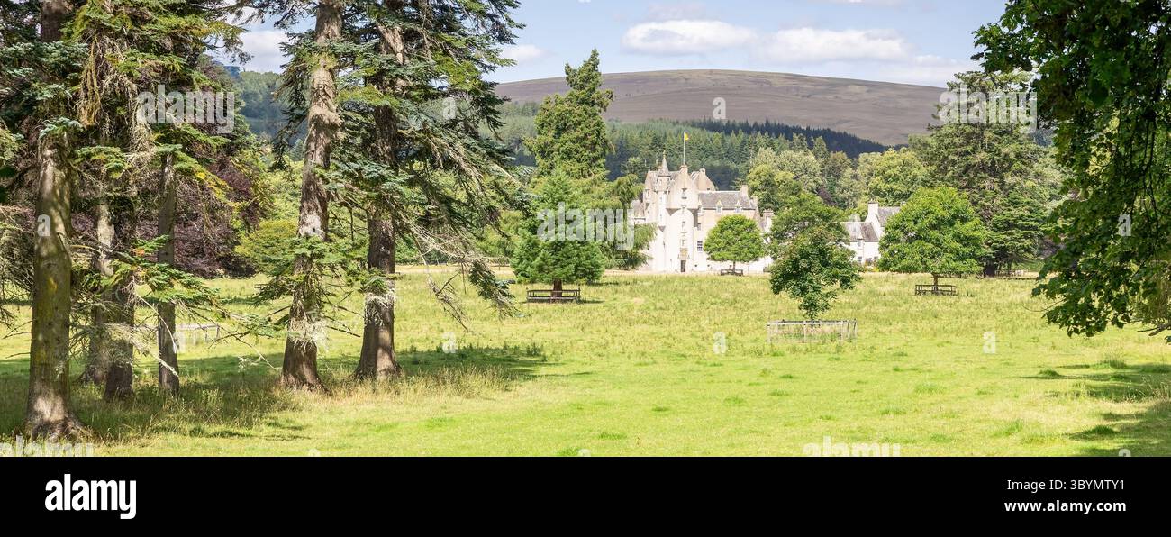 Il castello di Ballindalloch fu costruito nel XVI secolo come fortezza e casa di famiglia, Banffshire, Scozia, Regno Unito Foto Stock