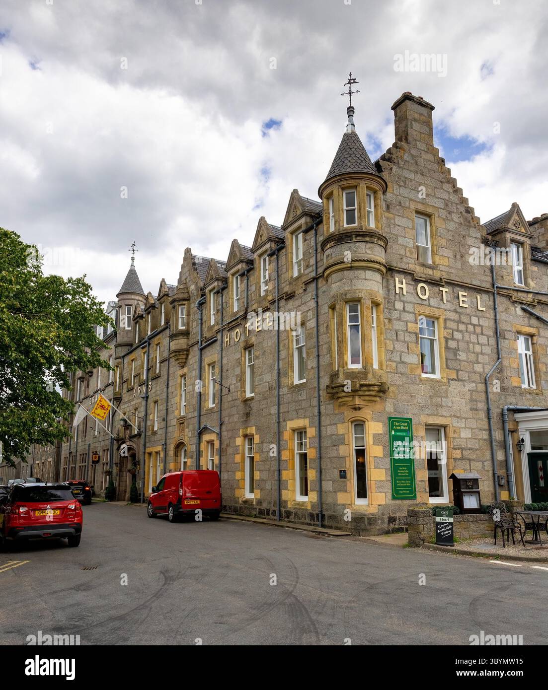 Grant Arms Hotel è un fornitore di alloggi per vacanze e viaggi d'affari a Grantown in Spey, Moray, Scozia, Regno Unito Foto Stock