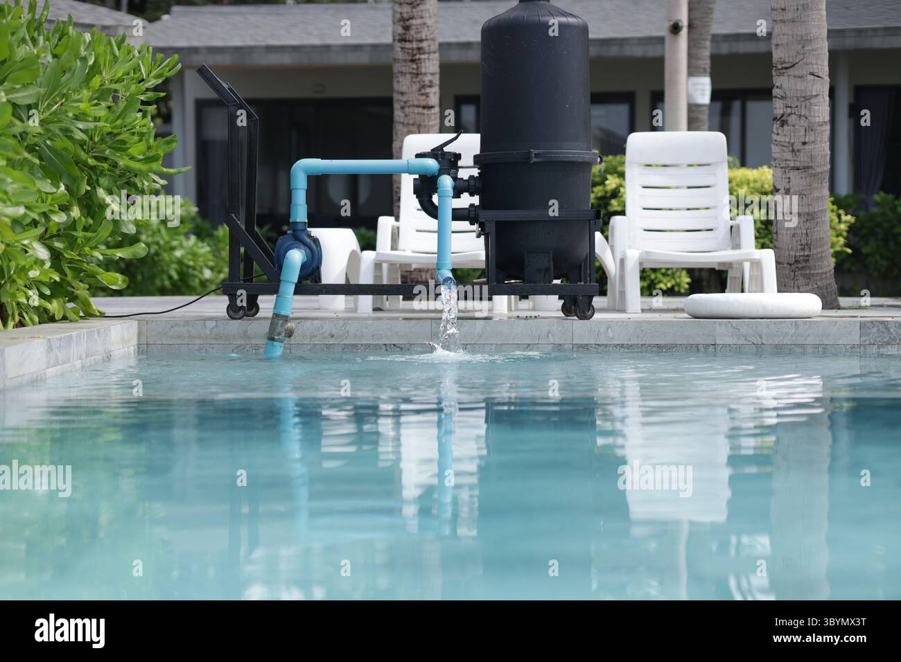 Accanto alla piscina è in funzione un sistema mobile di filtraggio dell'acqua. Il sistema di filtraggio dell'acqua rilascia l'acqua trattata nella piscina. Foto Stock