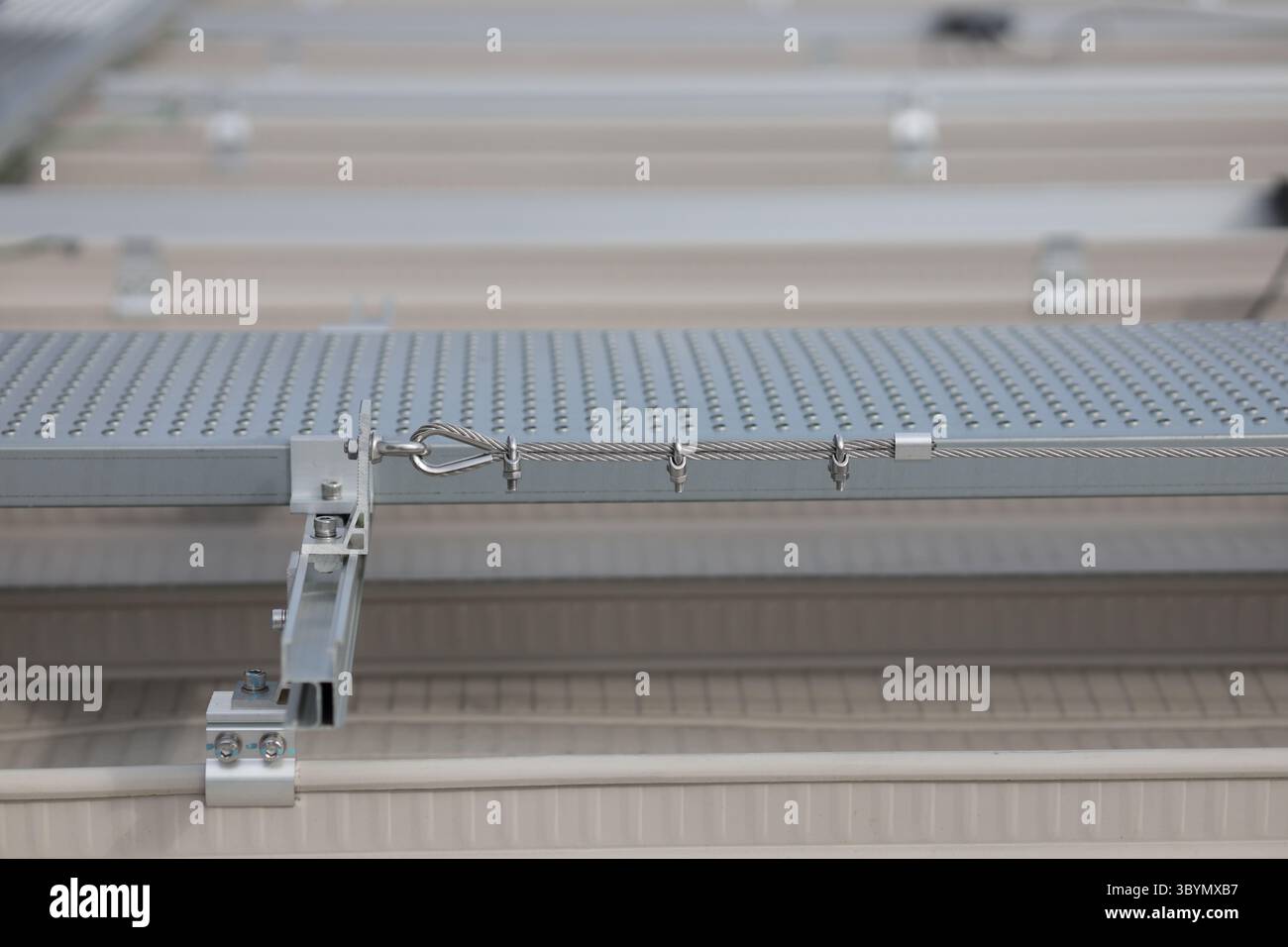 Sistema Lifeline installato sul lato della passerella. I sistemi Lifeline sono installati per lavorare in quota e prevenire cadute da altezze elevate. Foto Stock