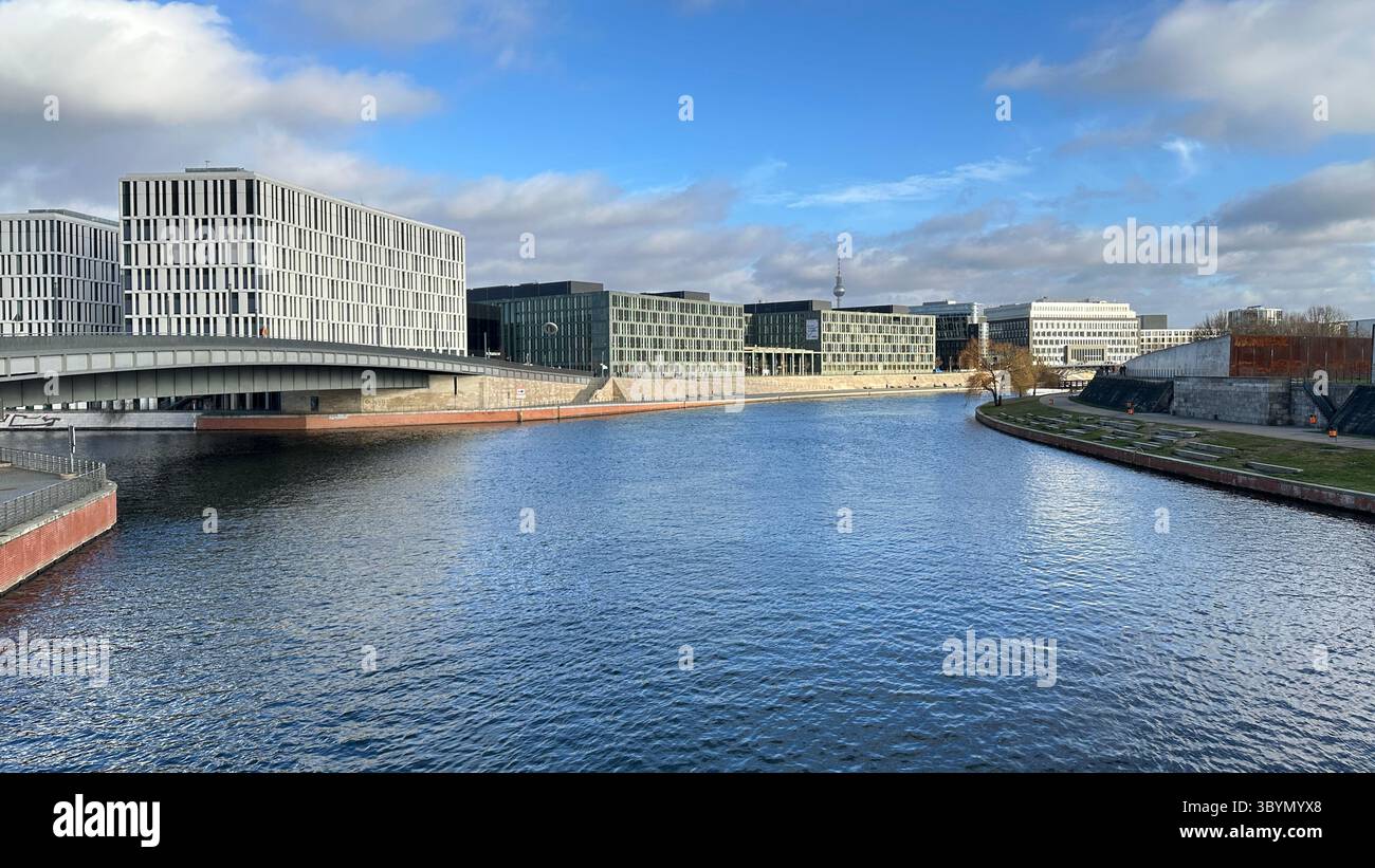 Skyline sul lungofiume di Berlino con la torre della televisione e il quartiere governativo - Immagine stock catturata con smartphone