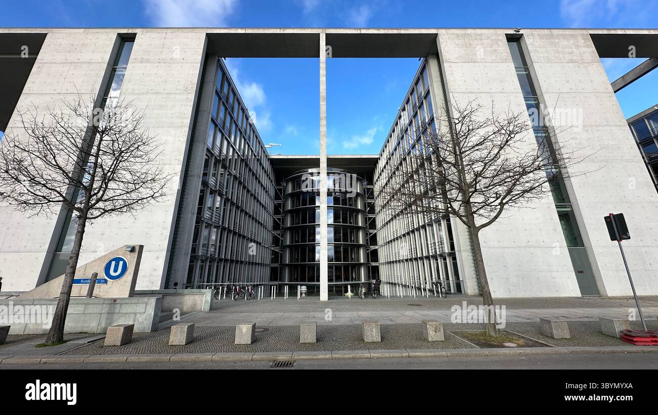 Vista frontale di Marie-Elisabeth-Lüders-Haus e della stazione della metropolitana Bundestag nel quartiere governativo di Berlino in una luminosa mattinata d'inverno, in Germania - Immagine stock catturata con smartphone