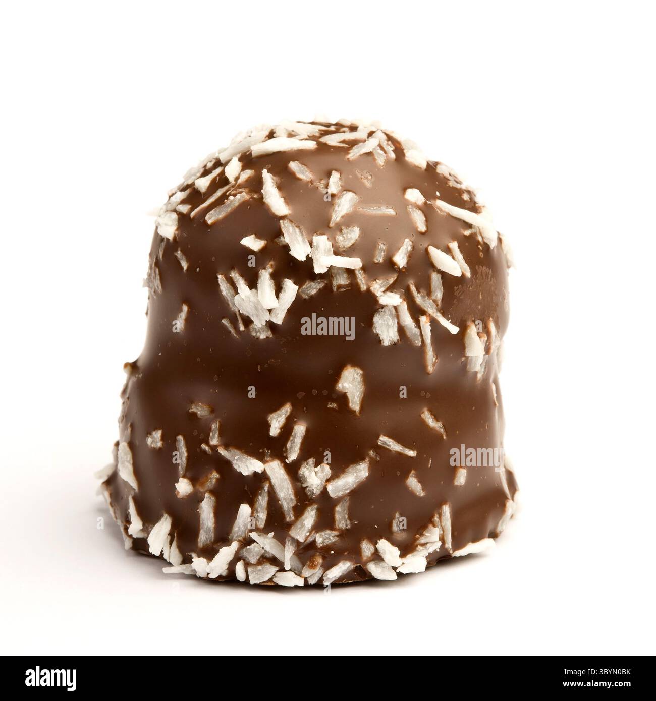 Un delizioso Flødebolle danese, caratterizzato da un soffice centro crema di marshmallow ricoperto di ricco cioccolato e abbondantemente cosparso di cocco grattugiato Foto Stock