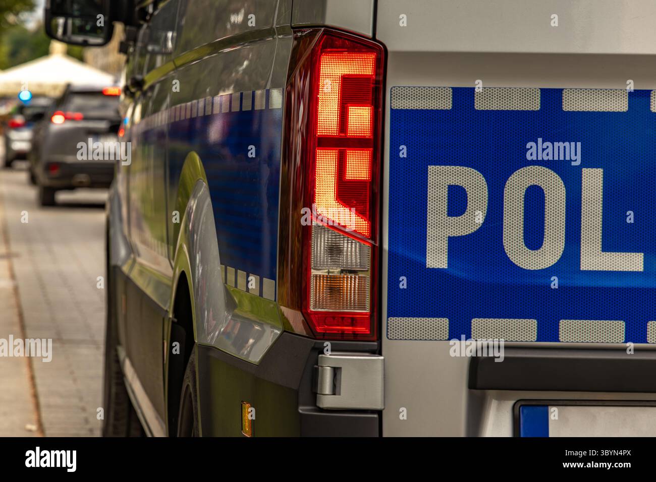 Le auto della polizia con agenti di polizia all'interno mantengono l'ordine pubblico durante le proteste politiche nella città UE Foto Stock