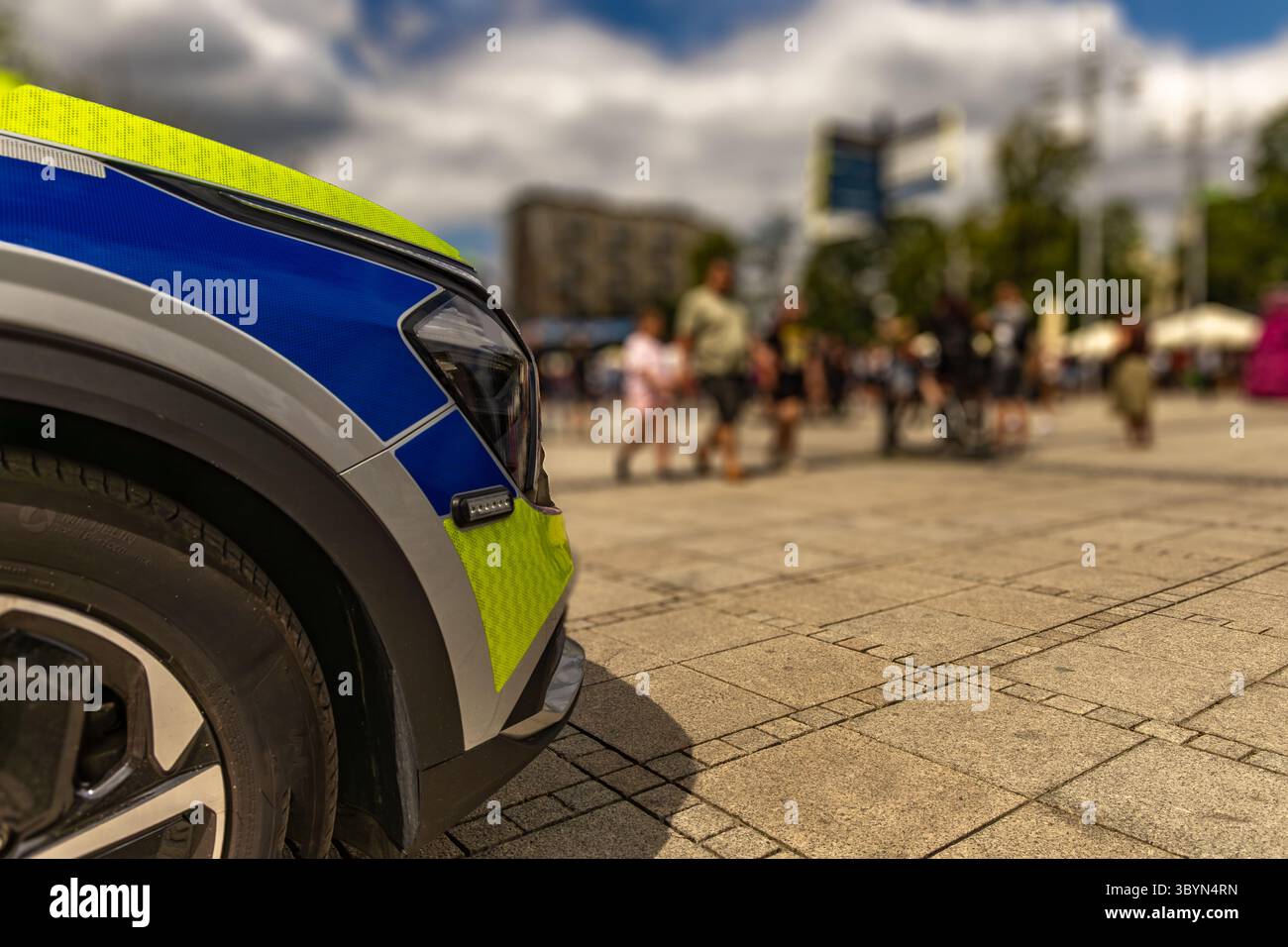Le auto della polizia con agenti di polizia all'interno mantengono l'ordine pubblico durante le proteste politiche nella città UE Foto Stock