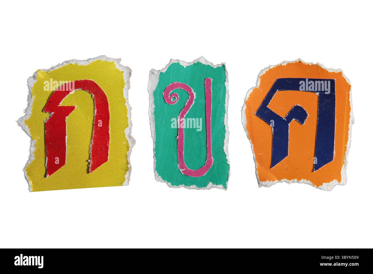 I primi tre alfabeti thailandesi sono Gor GAI, Khor Khai e Kor Kwai. Lettere thailandesi create da carta di rivista strappata e colorata isolata su sfondo bianco Foto Stock