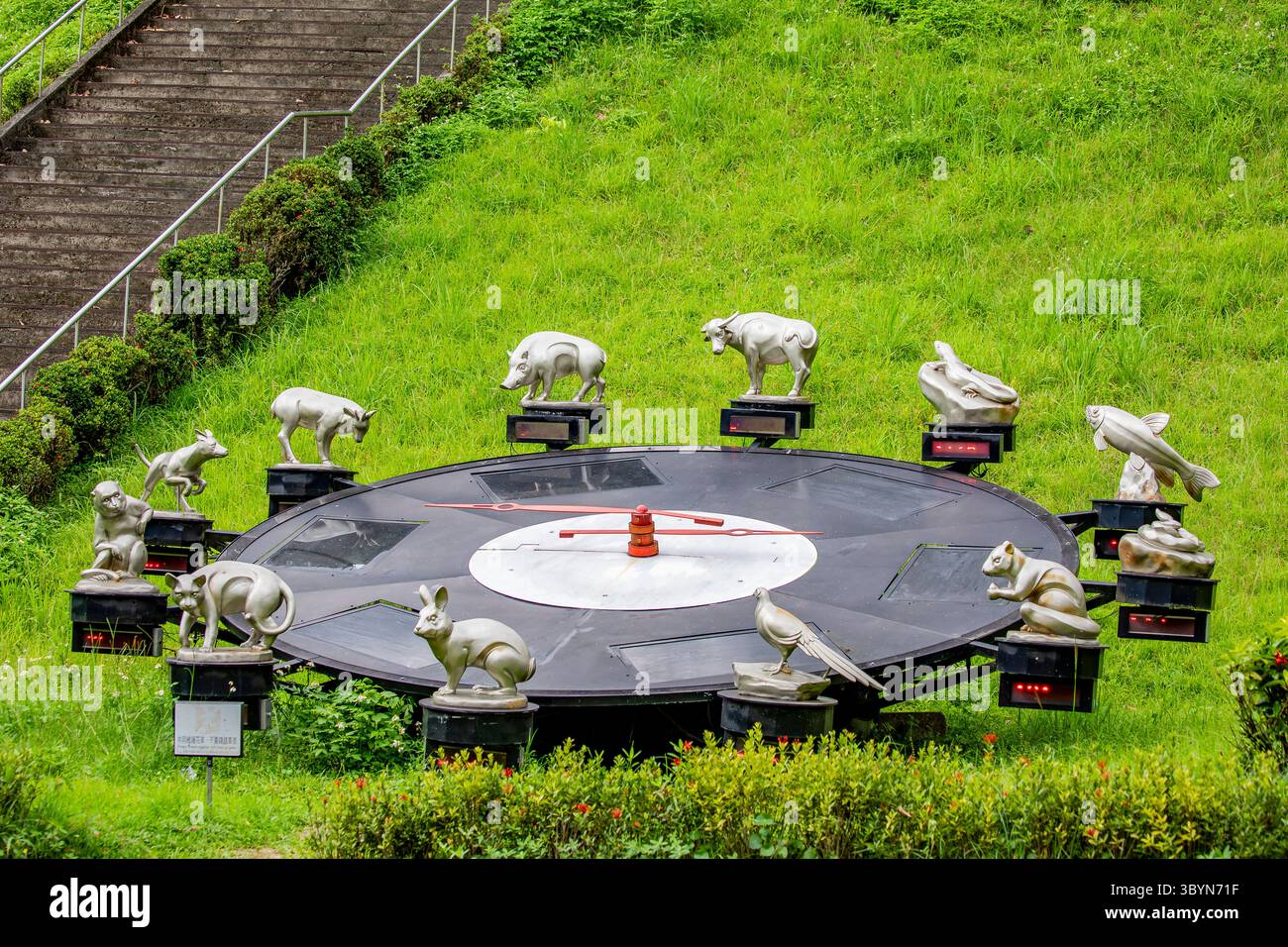 Taipei Taiwan 2 giugno 2025: Solar Bio Energy-Clock, un grande orologio all'aperto che utilizza energia solare e illustra le calorie degli animali, il consumo energetico Foto Stock