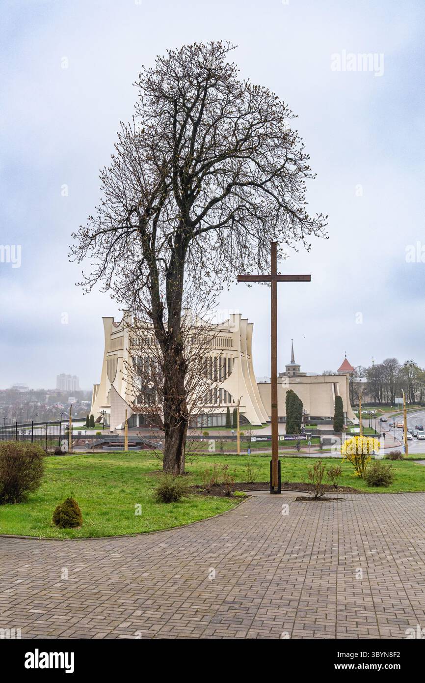 Centro di Grodno. Vista dal portico della Chiesa del ritrovamento della Santa Croce al Teatro regionale di Grodno. Foto Stock