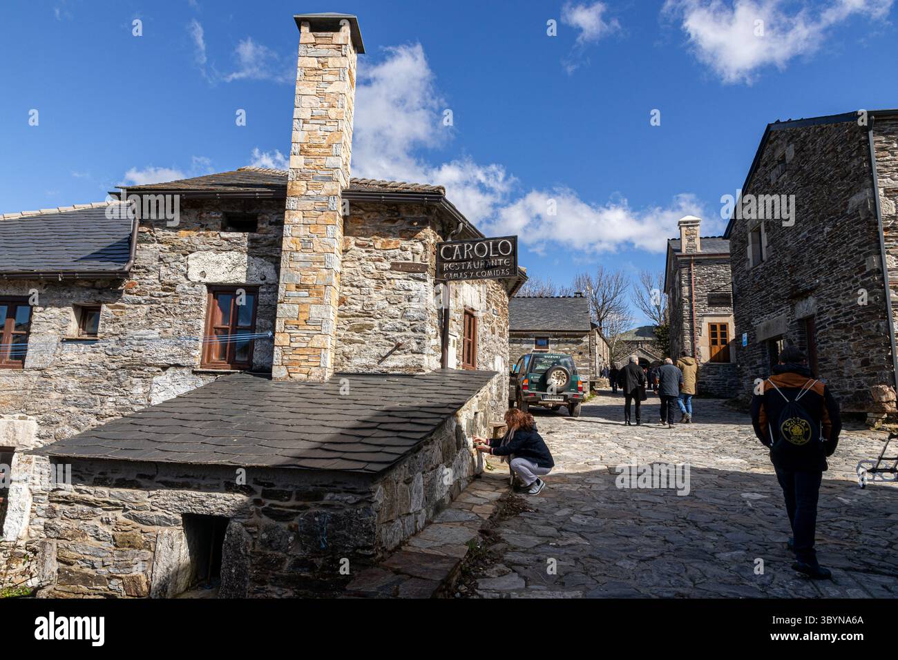 O Cebreiro, Spagna. Gli edifici in pietra fiancheggiano le stradine del villaggio di montagna di o Cebreiro, parte del percorso del cammino di Santiago attraverso la Galizia Foto Stock