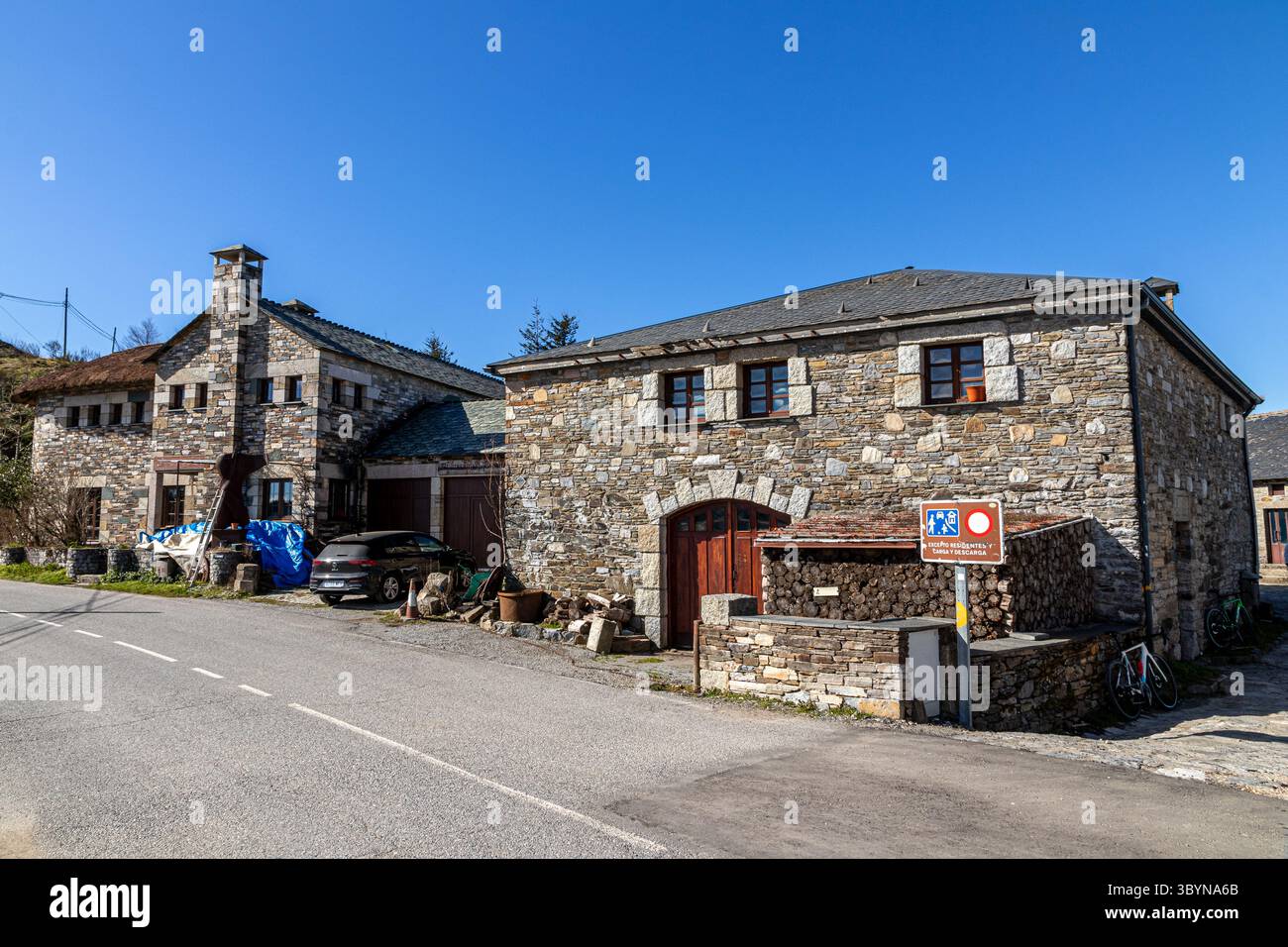 O Cebreiro, Spagna. Gli edifici in pietra fiancheggiano le stradine del villaggio di montagna di o Cebreiro, parte del percorso del cammino di Santiago attraverso la Galizia Foto Stock