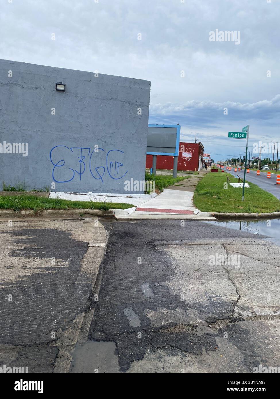 ScoreGang, tag "ETGC" visti sul muro all'esterno dell'edificio abbandonato su Grand River Ave, un sottoinsieme di Detroit Crips, assocd. con atti vandalici e crimini a livello di strada - Immagine stock catturata con smartphone