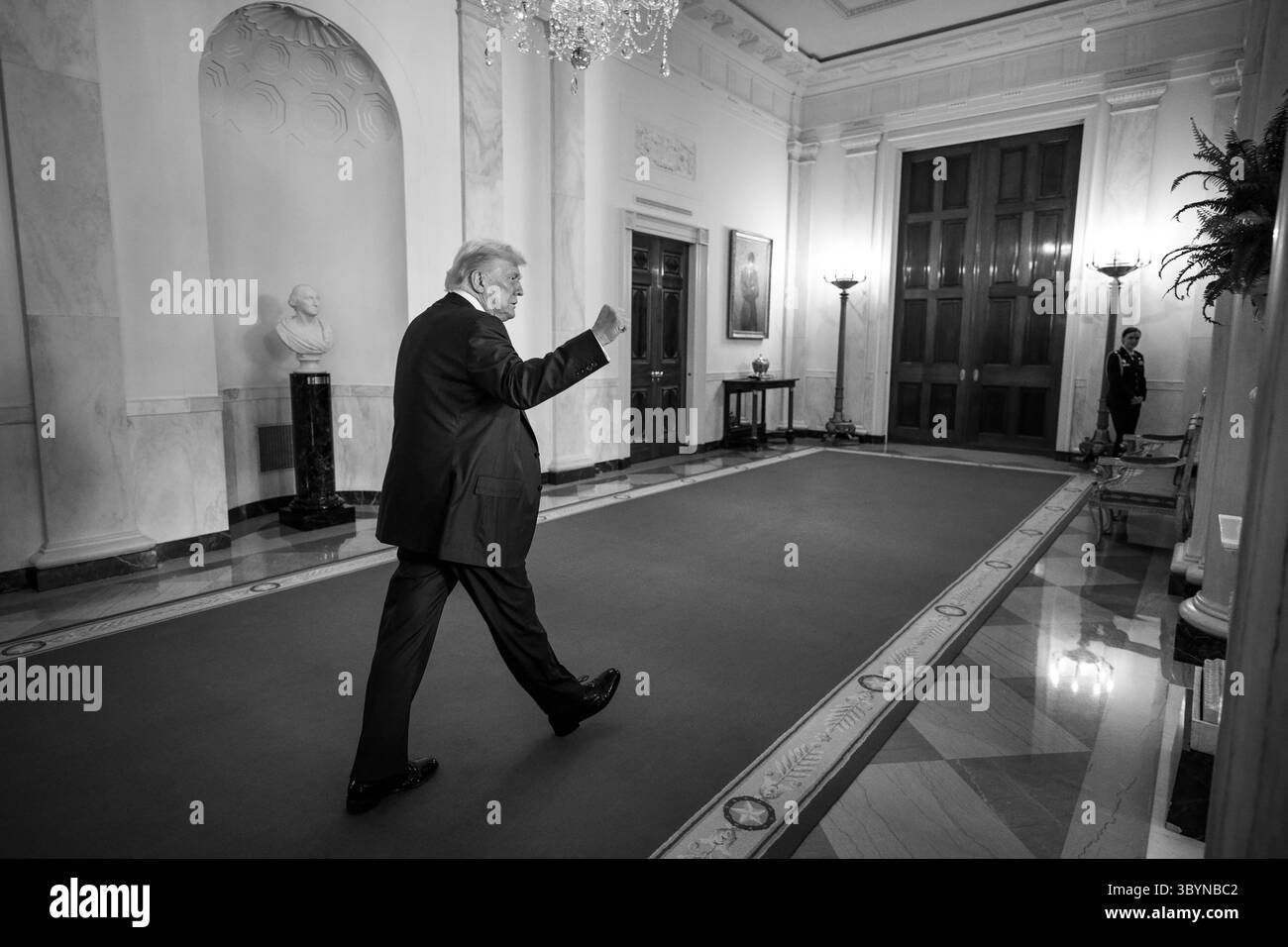 Il presidente Donald Trump partecipa a una cerimonia di firma per l'HALT Fentanyl Act, mercoledì 16 luglio 2025, nella East Room della Casa Bianca. Foto Stock