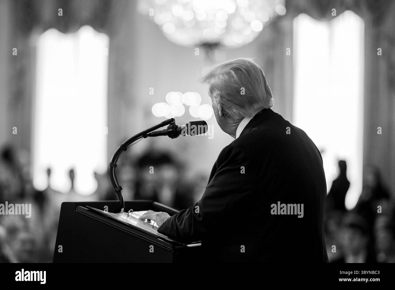 Il presidente Donald Trump pronuncia le sue osservazioni durante una cerimonia di firma per S.1852, The GENIUS Act, venerdì 18 luglio 2025, nella sala Est della Casa Bianca Foto Stock