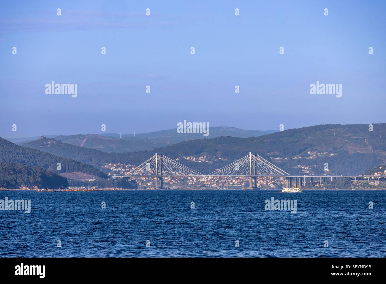 Vista panorámica del puente de Rande sobre la Ría de Vigo. Fotografía tomada desde el mar, con el puente atirantado en el centro. Vigo, España Foto Stock