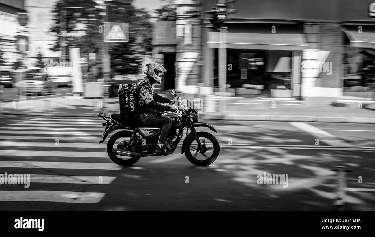 Uklon Courier in moto in Kyiv Street - foto editoriale Foto Stock