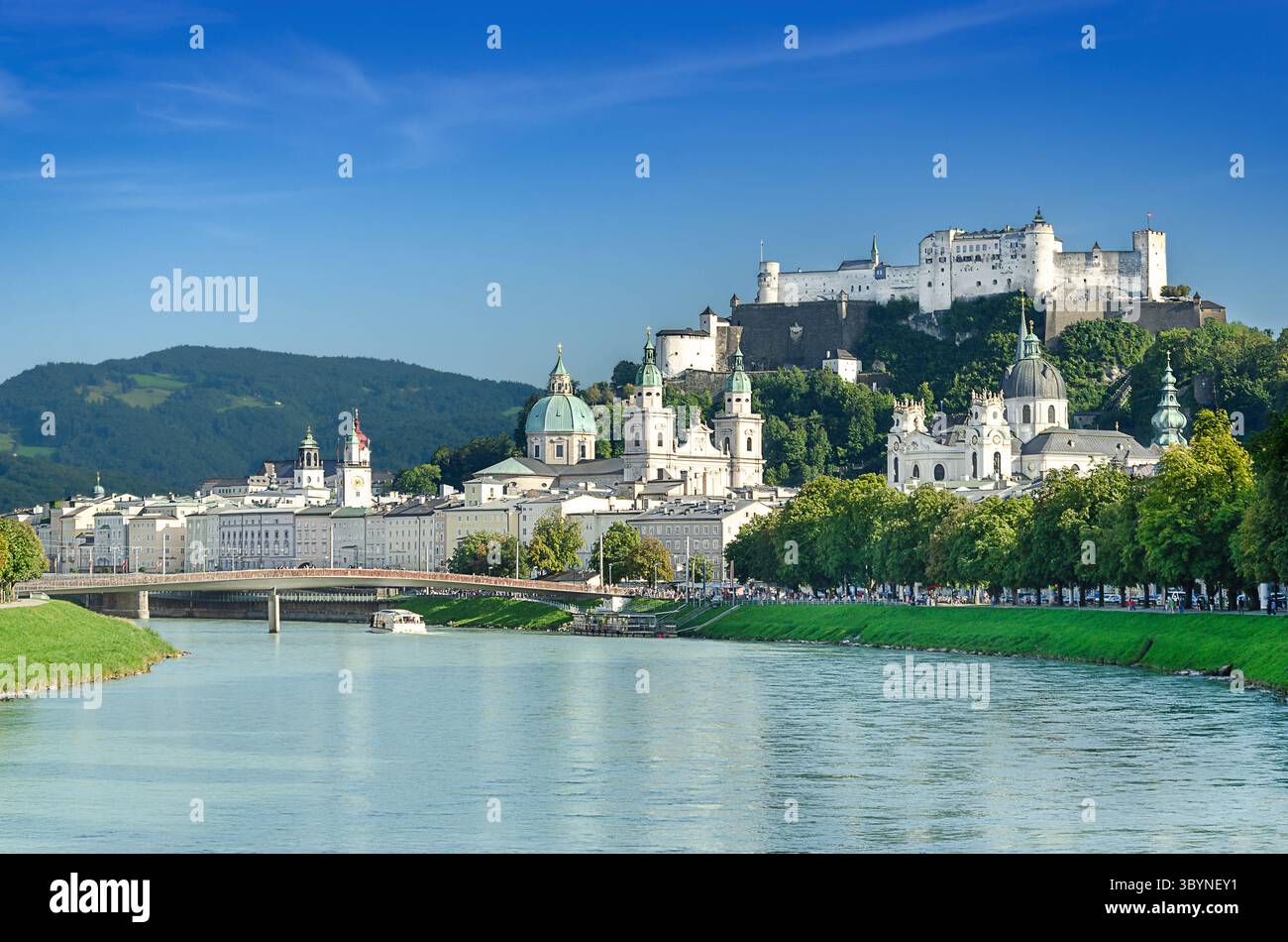 Salisburgo, città del festival in Austria. Vista della città vecchia sul fiume Salzach, con la cattedrale di Salisburgo, la chiesa collegiale e la fortezza di Hohensalzburg. Foto Stock Salisburgo, città del festival in Austria. Vista della città vecchia sul fiume Salzach, con la cattedrale di Salisburgo, la chiesa collegiale e la fortezza di Hohensalzburg. Foto Stock