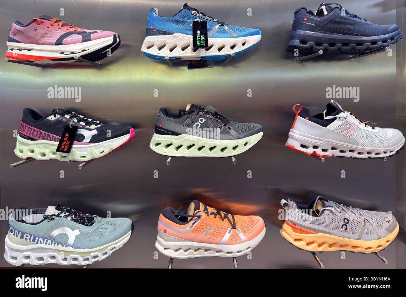 BANGKOK, TAILANDIA, 15 luglio 2025: Le scarpe da running On Cloud sono esposte contro il muro in un negozio specializzato di scarpe da running. On è un'azienda svizzera di S. Foto Stock