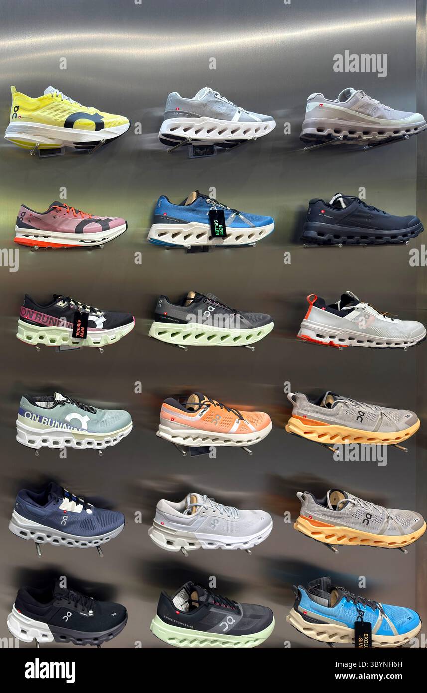 BANGKOK, TAILANDIA, 15 luglio 2025: Le scarpe da running On Cloud sono esposte contro il muro in un negozio specializzato di scarpe da running. On è un'azienda svizzera di S. Foto Stock