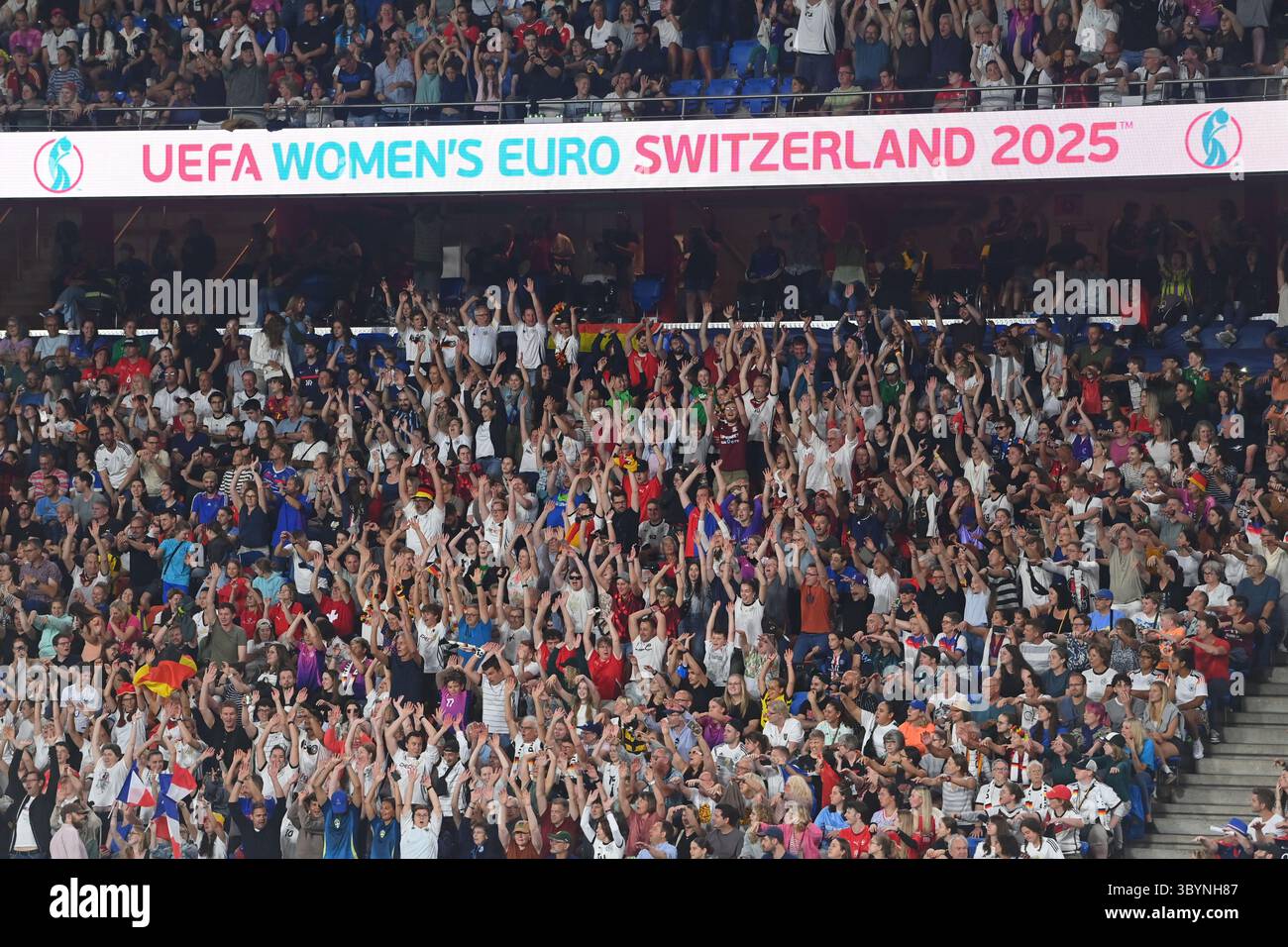 Una folla da record, gioia, entusiasmo tra tifosi, tifosi di calcio, stand pieni, onde messicane. UEFA EURO 2025 calcio femminile. Quarti di finale: Francia (fra) contro Germania (GER) 6-7 ai rigori il 19 luglio 2025, St. Jakobs Park, Basilea. Foto Stock