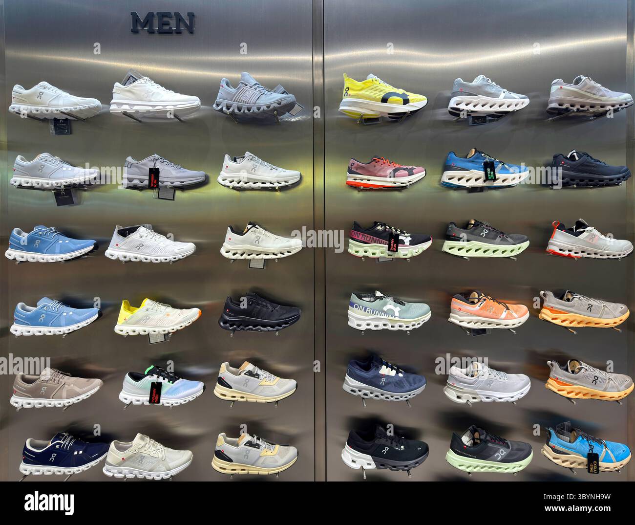 BANGKOK, TAILANDIA, 15 luglio 2025: Le scarpe da running On Cloud sono esposte contro il muro in un negozio specializzato di scarpe da running. On è un'azienda svizzera di S. Foto Stock