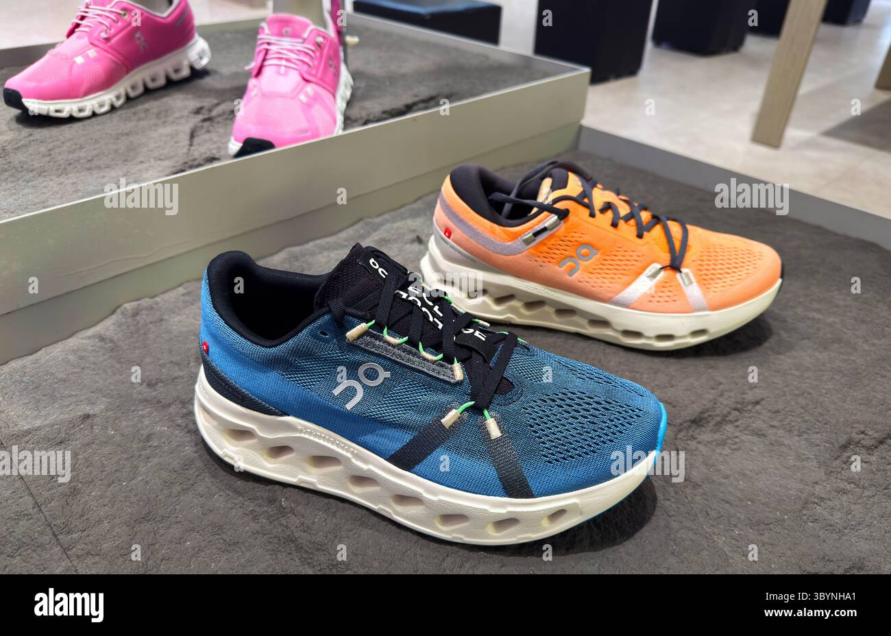BANGKOK, TAILANDIA, 15 luglio 2025: Scarpe da running On Cloud in mostra in un negozio specializzato di scarpe da running. On è una società svizzera del dipartimento di siam paragon Foto Stock