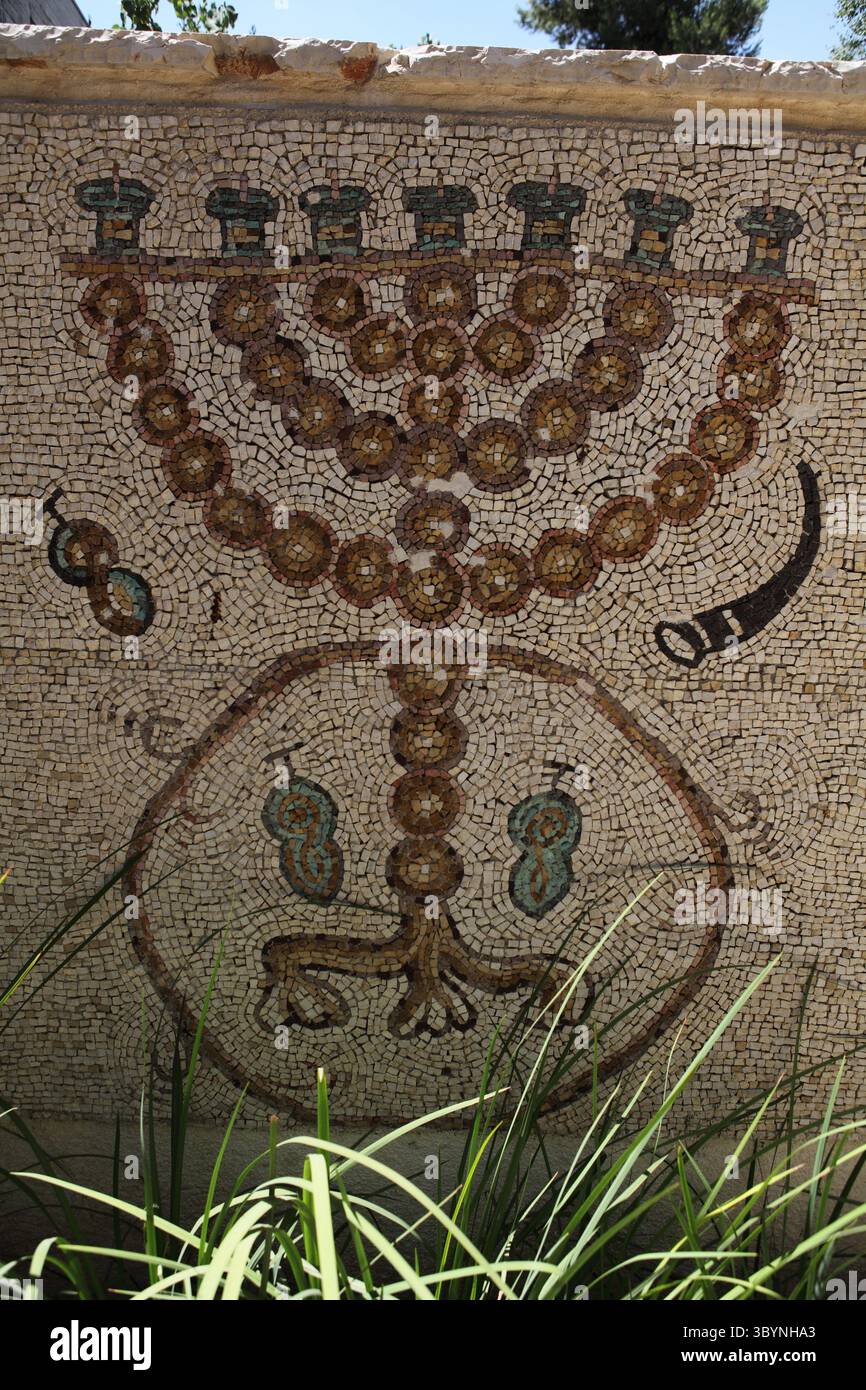 Sette bastoncini di candela Menorah e gamba di treppiede, Shofar, Ethrog, copia di parte di un mosaico di sinagoga trovato da Kibbutz Nirim visto allo Yad Ben Zvi a Gerusalemme. Foto Stock