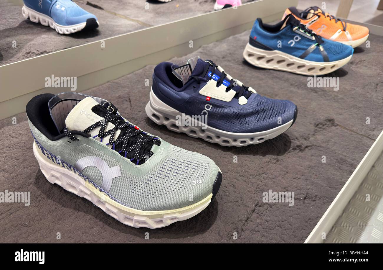 BANGKOK, TAILANDIA, 15 luglio 2025: Scarpe da running On Cloud in mostra in un negozio specializzato di scarpe da running. On è una società svizzera del dipartimento di siam paragon Foto Stock