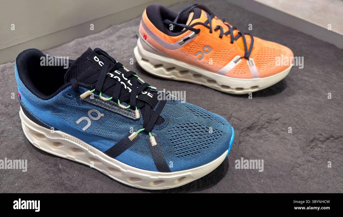 BANGKOK, TAILANDIA, 15 luglio 2025: Scarpe da running On Cloud in mostra in un negozio specializzato di scarpe da running. On è una società svizzera del dipartimento di siam paragon Foto Stock